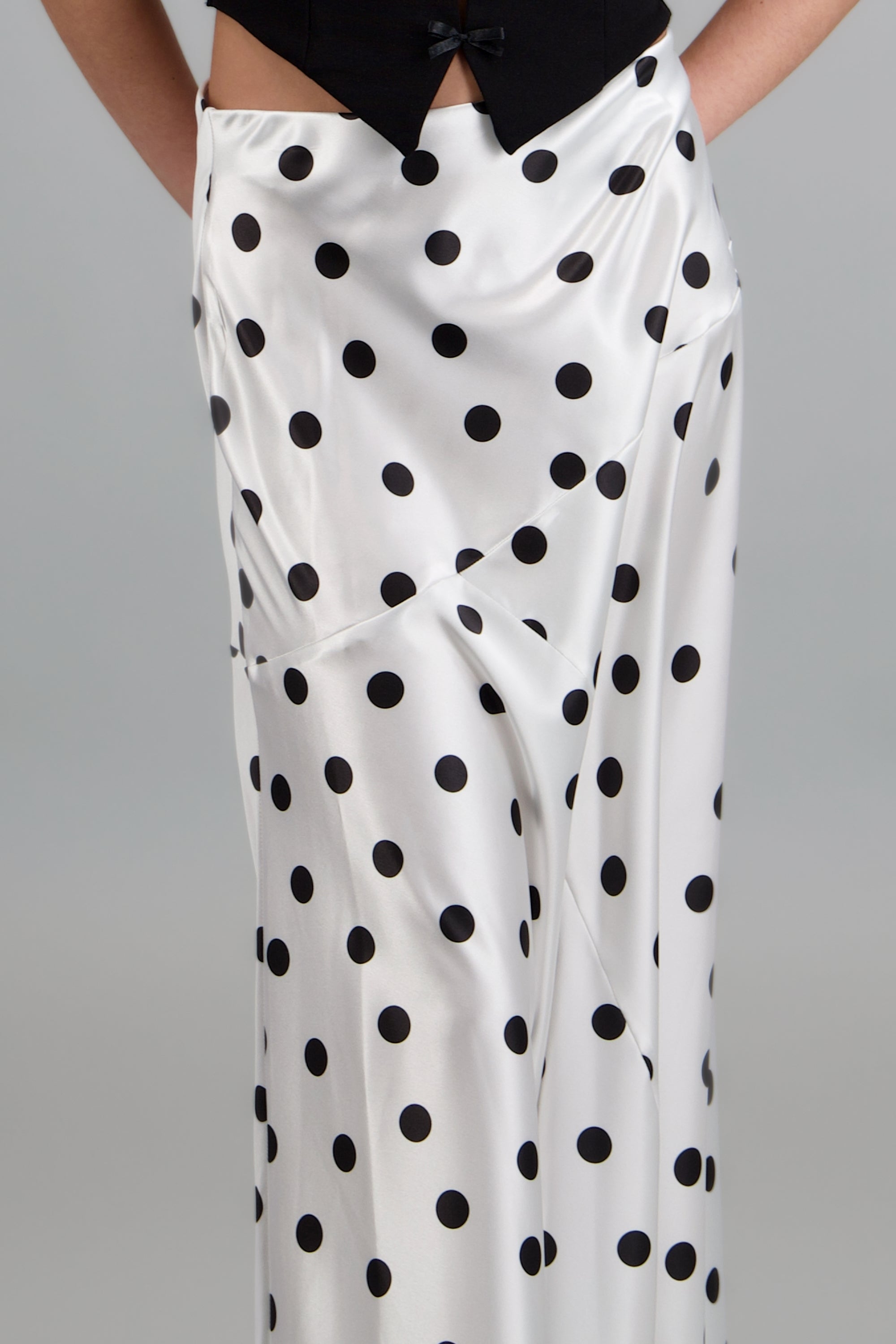 Falda midi de satin polka dots BLANCO COMBO