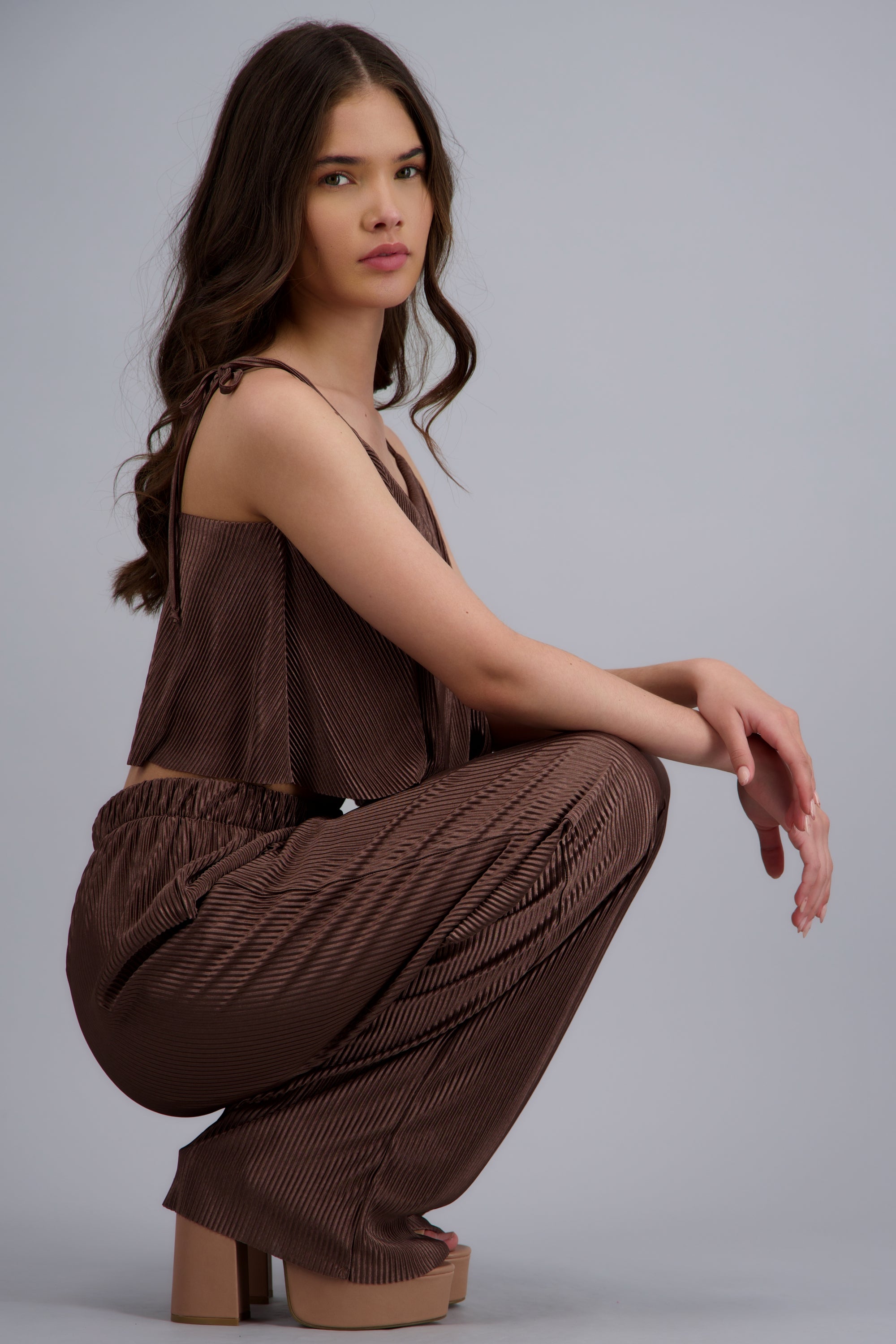 Pantalon fluido wide leg detalle textura CAFE