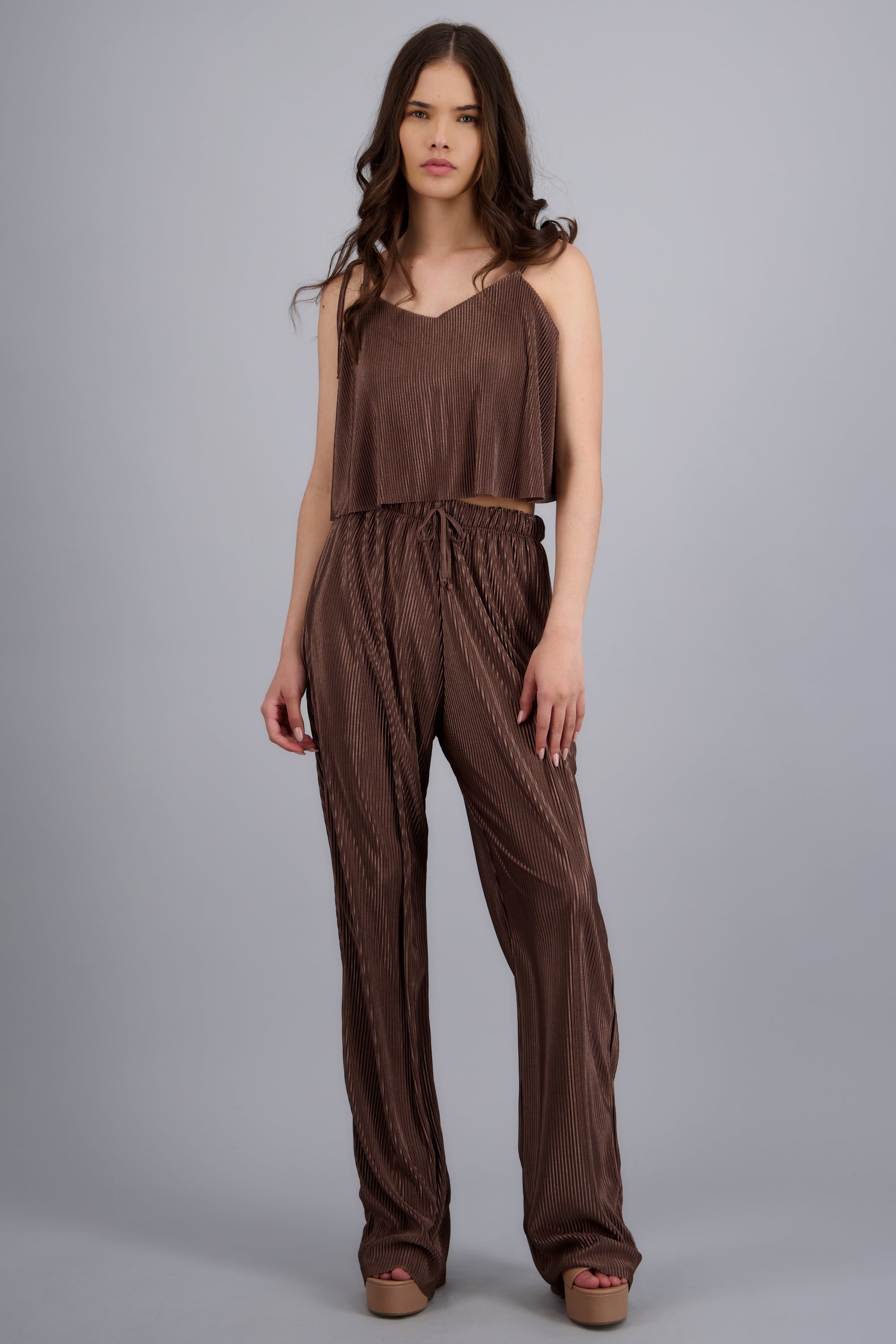 Pantalon fluido wide leg detalle textura CAFE