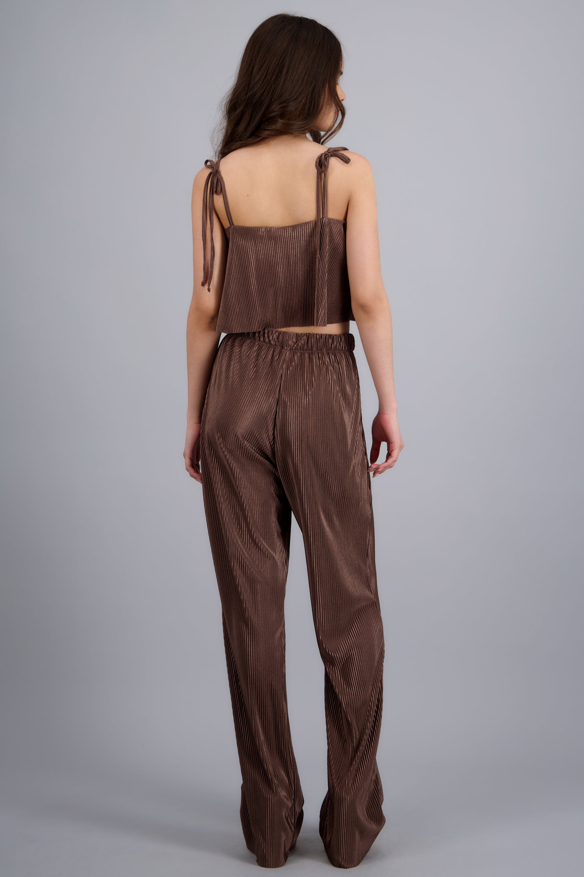 Pantalon fluido wide leg detalle textura CAFE