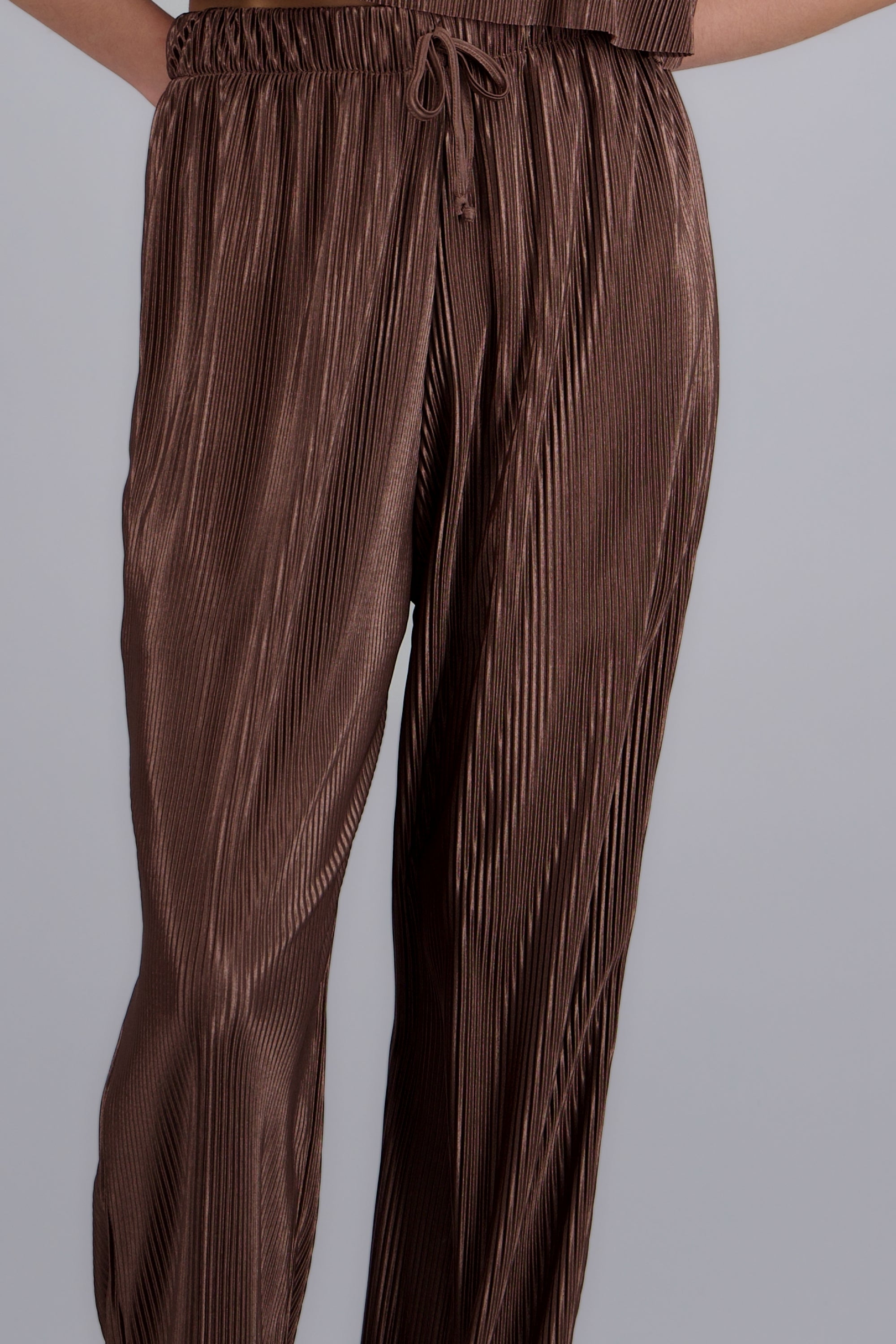 Pantalon fluido wide leg detalle textura CAFE