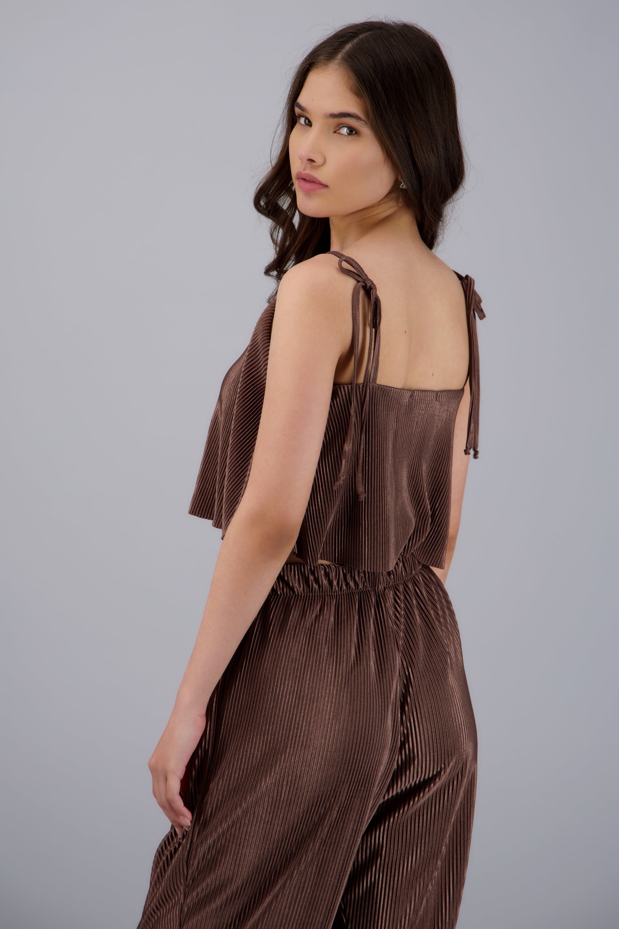 Blusa crop tirantes detalle textura CAFE
