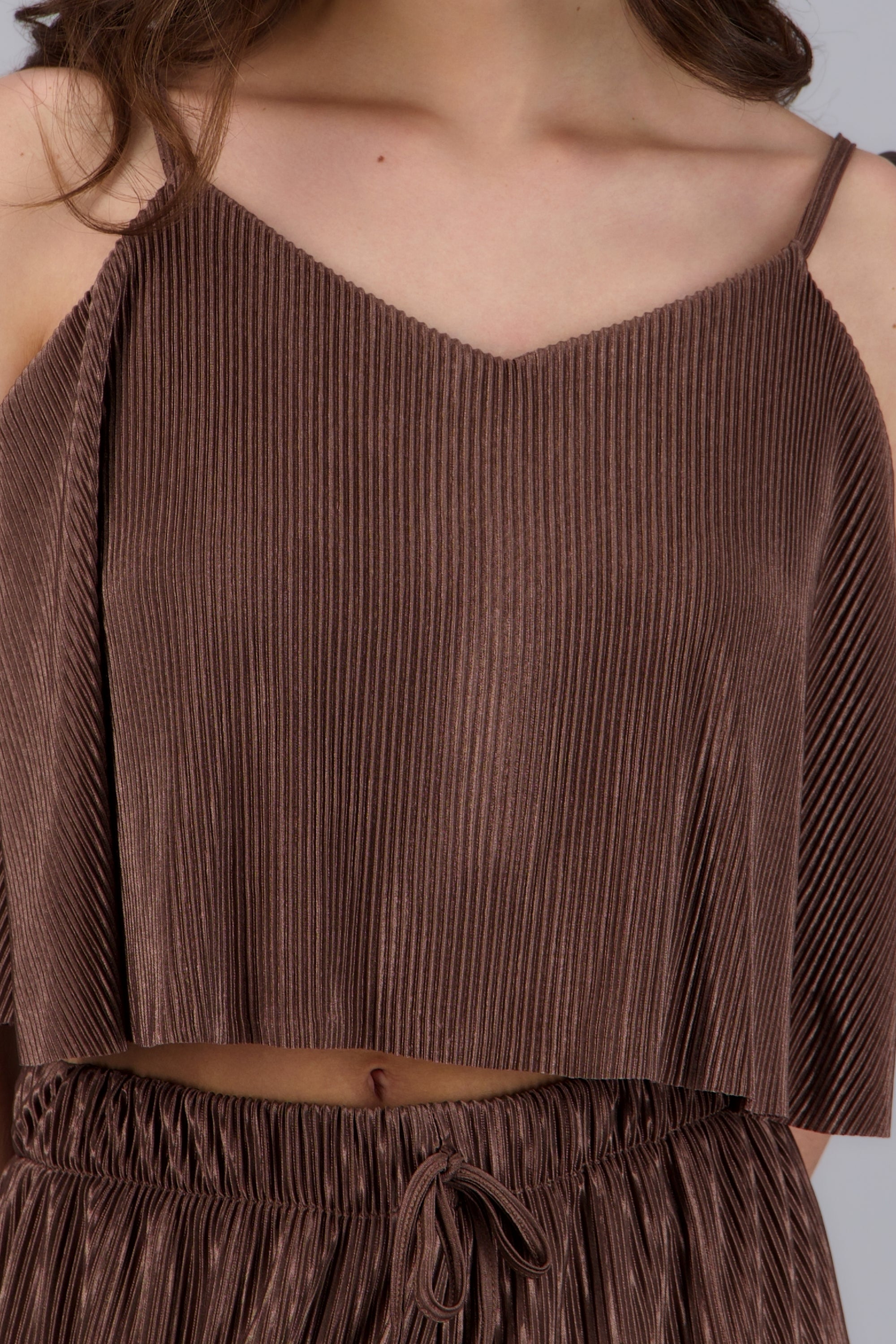 Blusa crop tirantes detalle textura CAFE