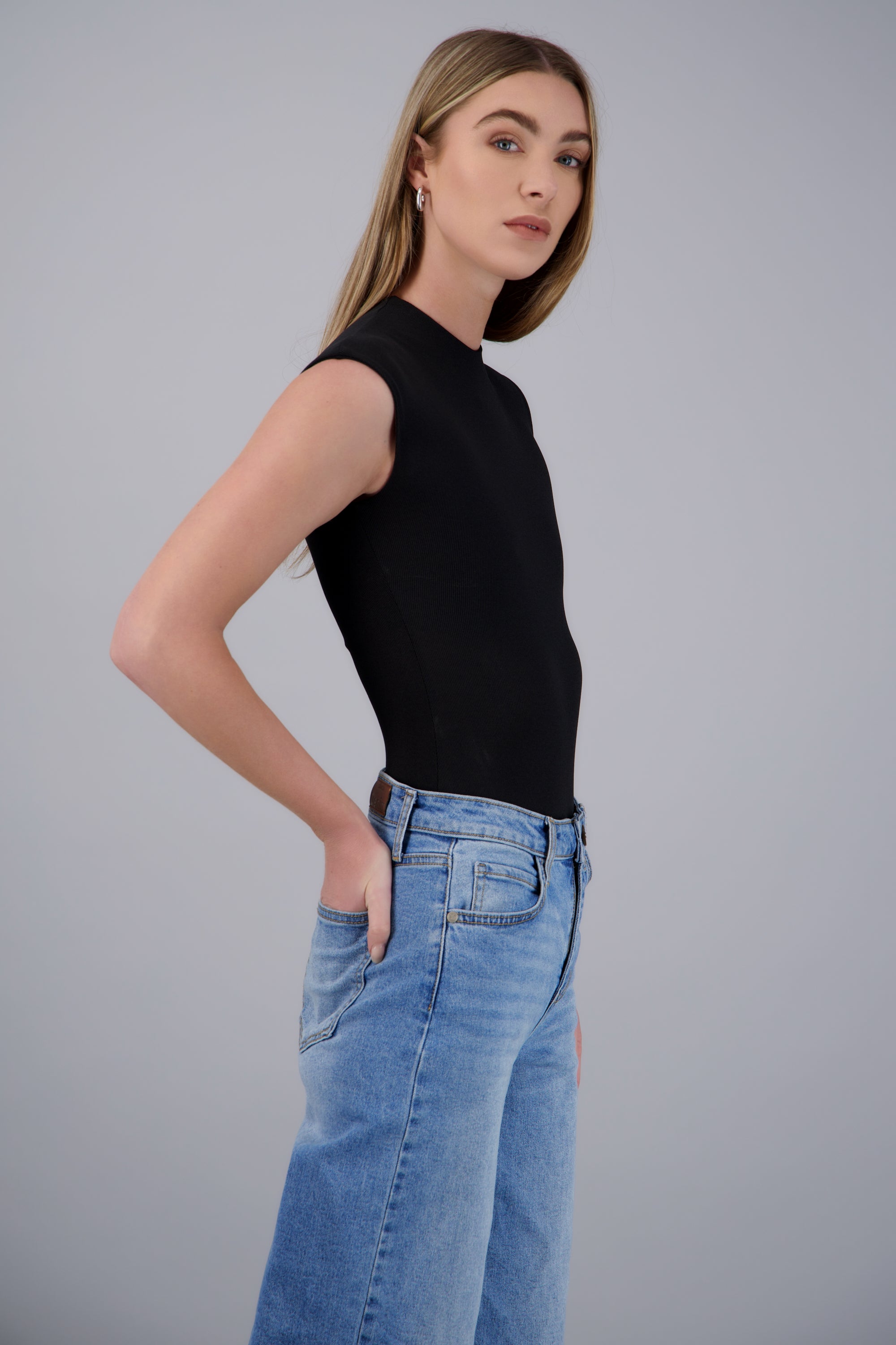 Bodysuit rib sin mangas cuello redondo NEGRO