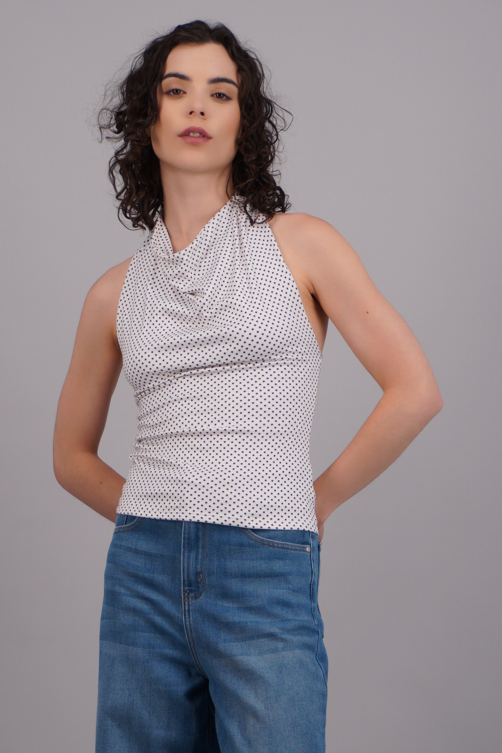 Blusa halter cuello drapeado polka CAFE COMBO