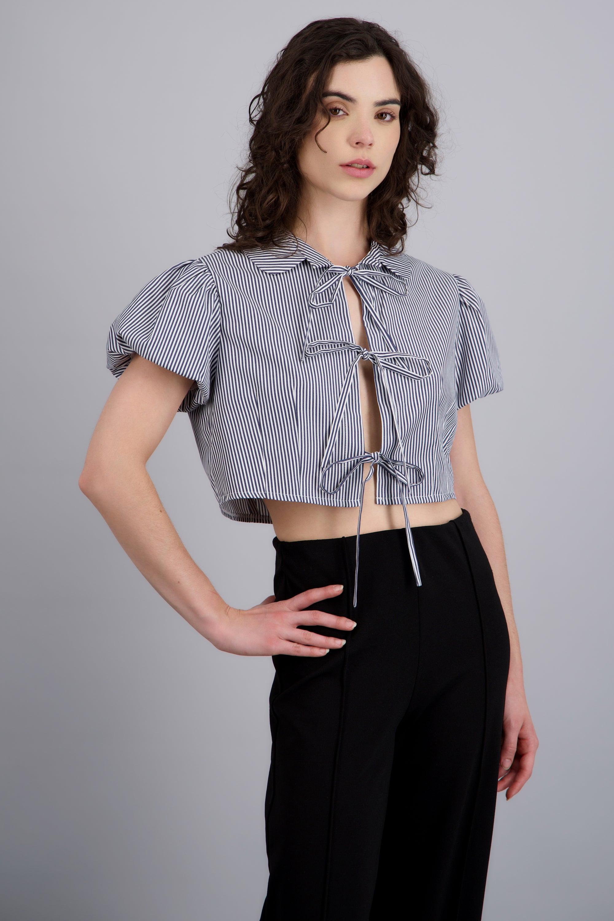 Camisa crop manga corta detalle moños MARINO COMBO