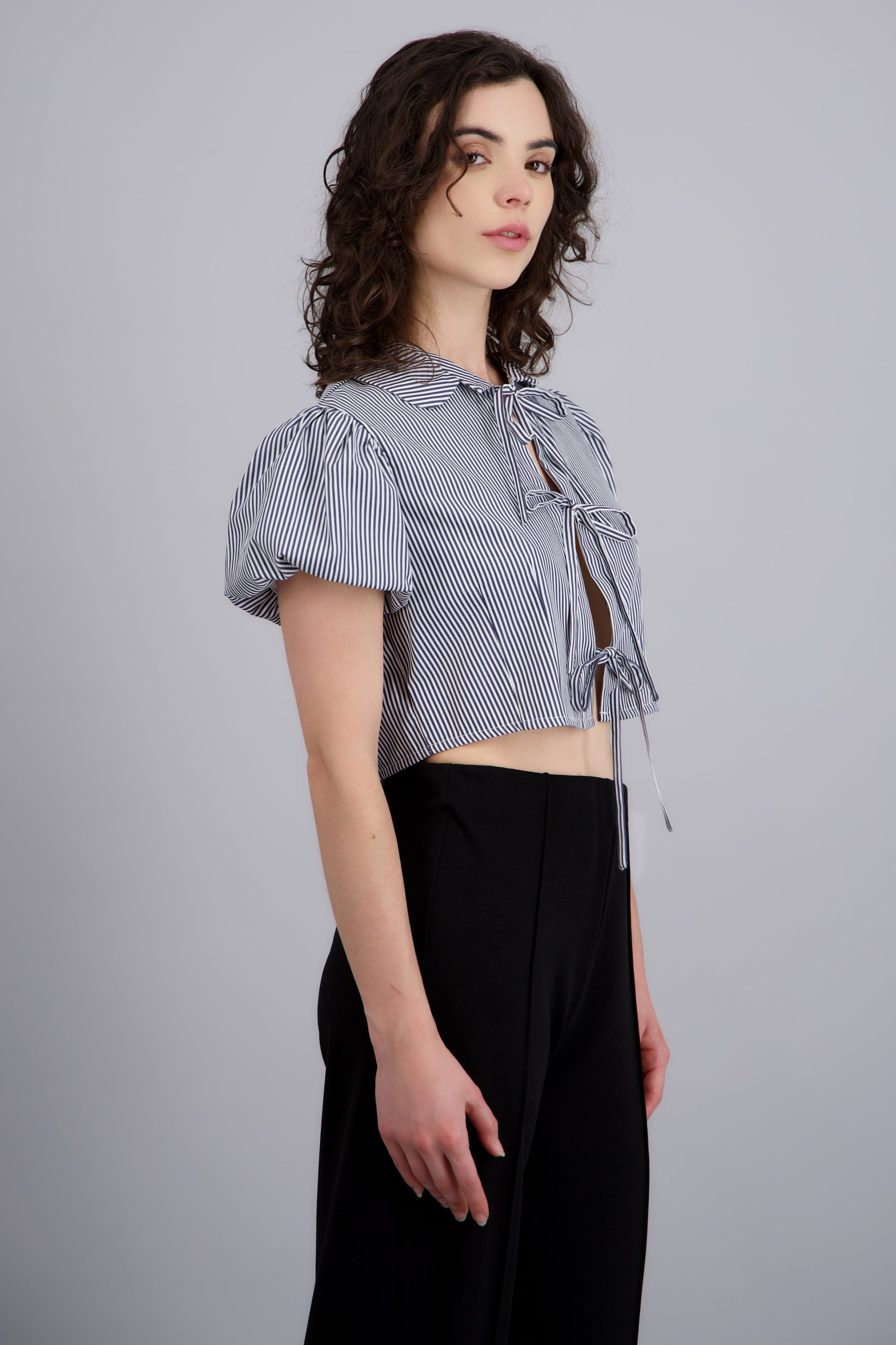 Camisa crop manga corta detalle moños MARINO COMBO
