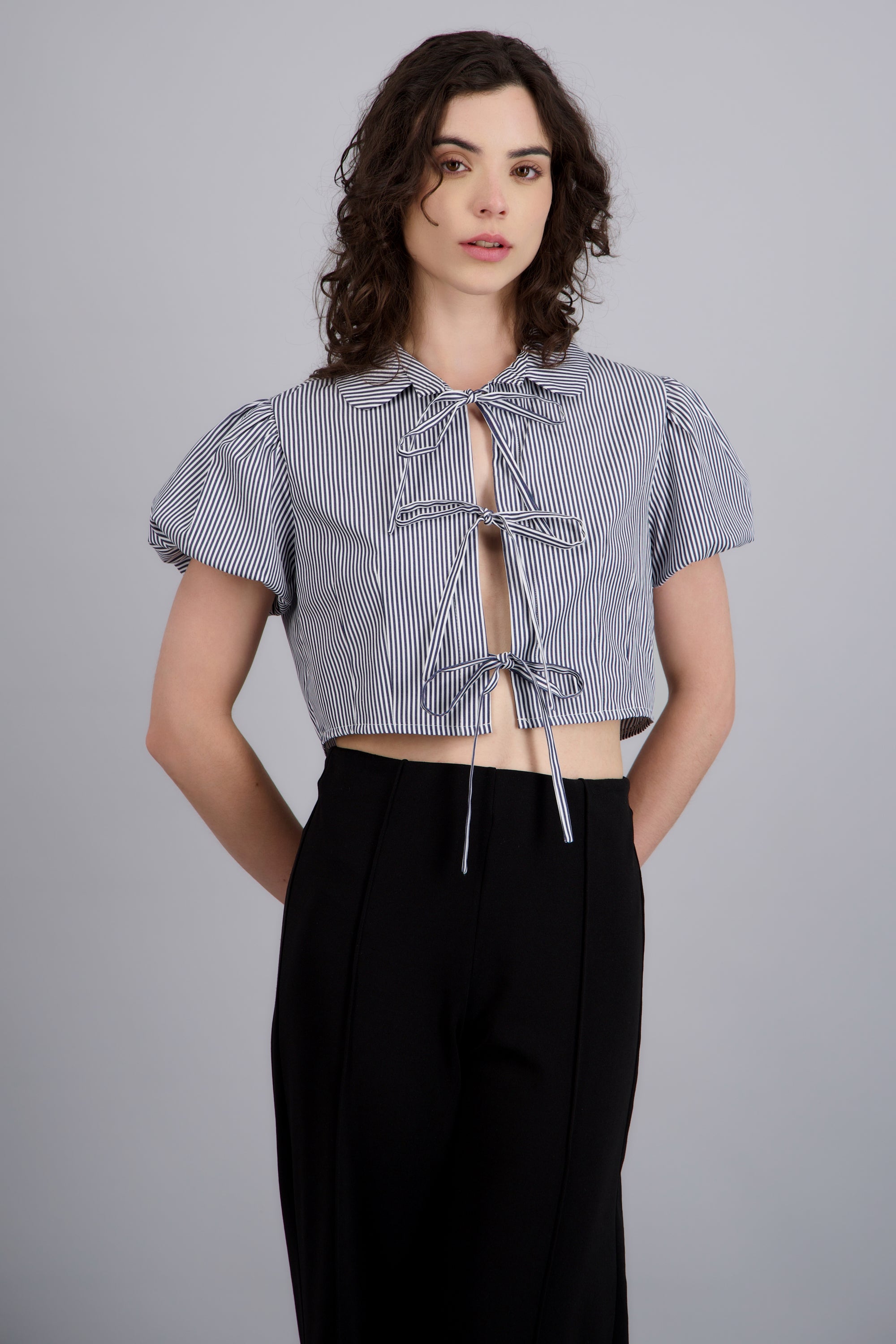 Camisa crop manga corta detalle moños MARINO COMBO