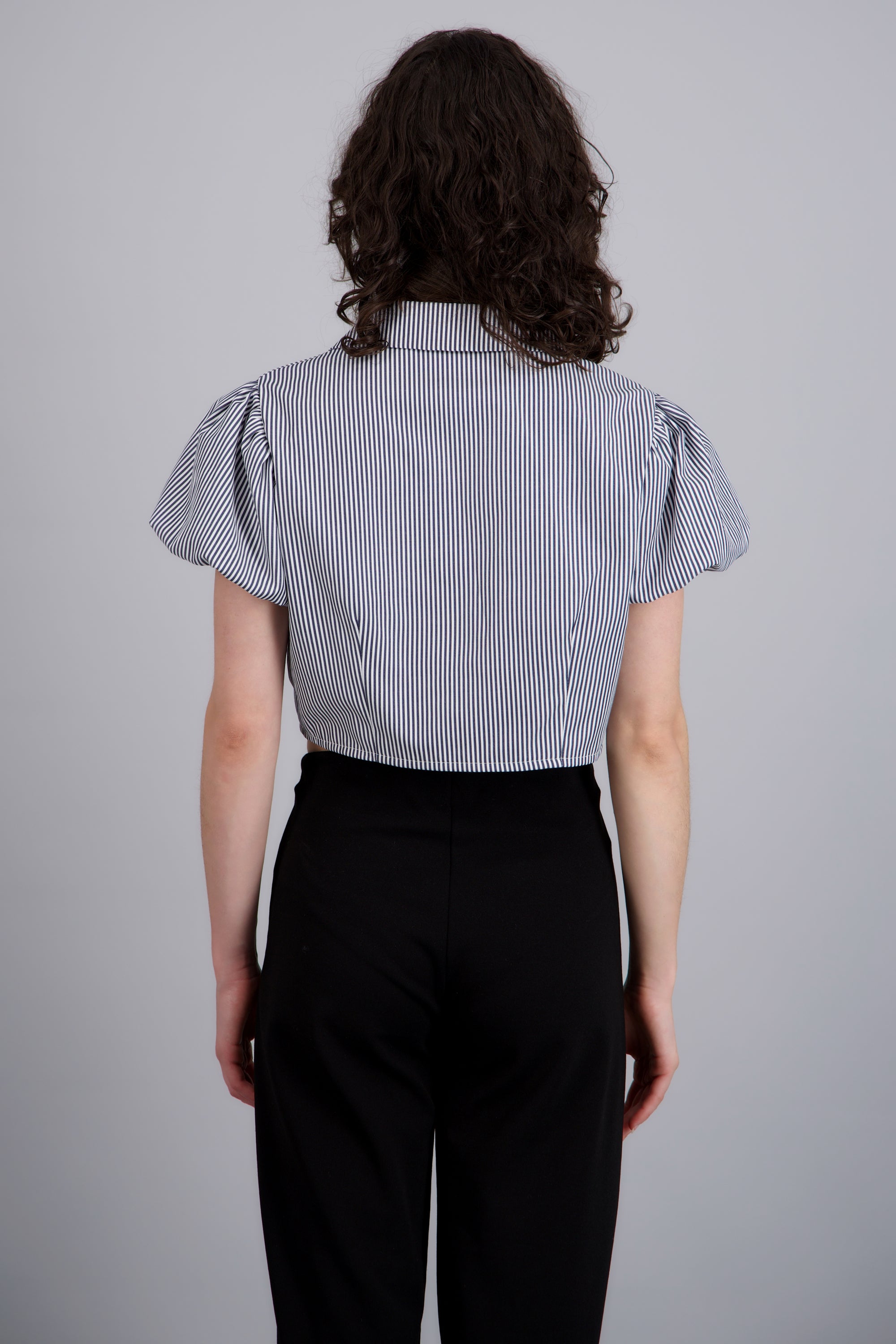 Camisa crop manga corta detalle moños MARINO COMBO