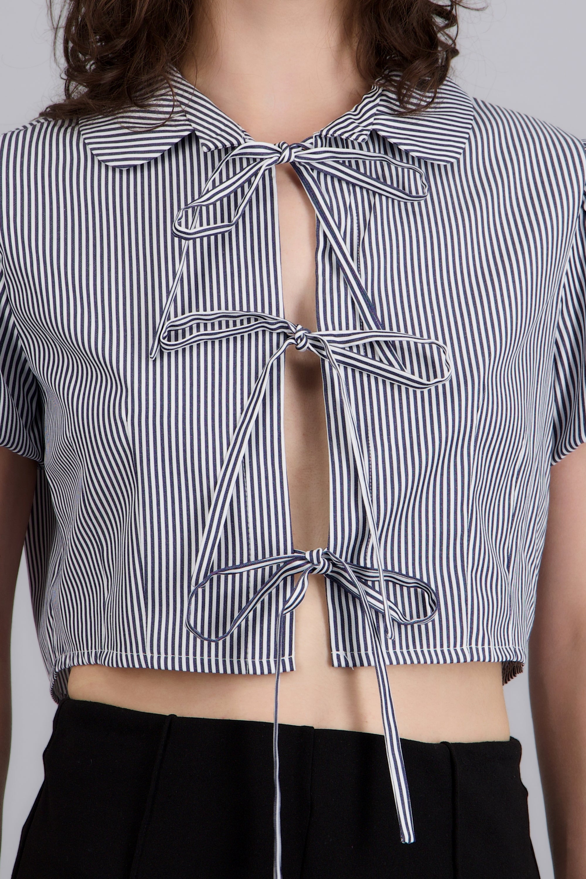Camisa crop manga corta detalle moños MARINO COMBO