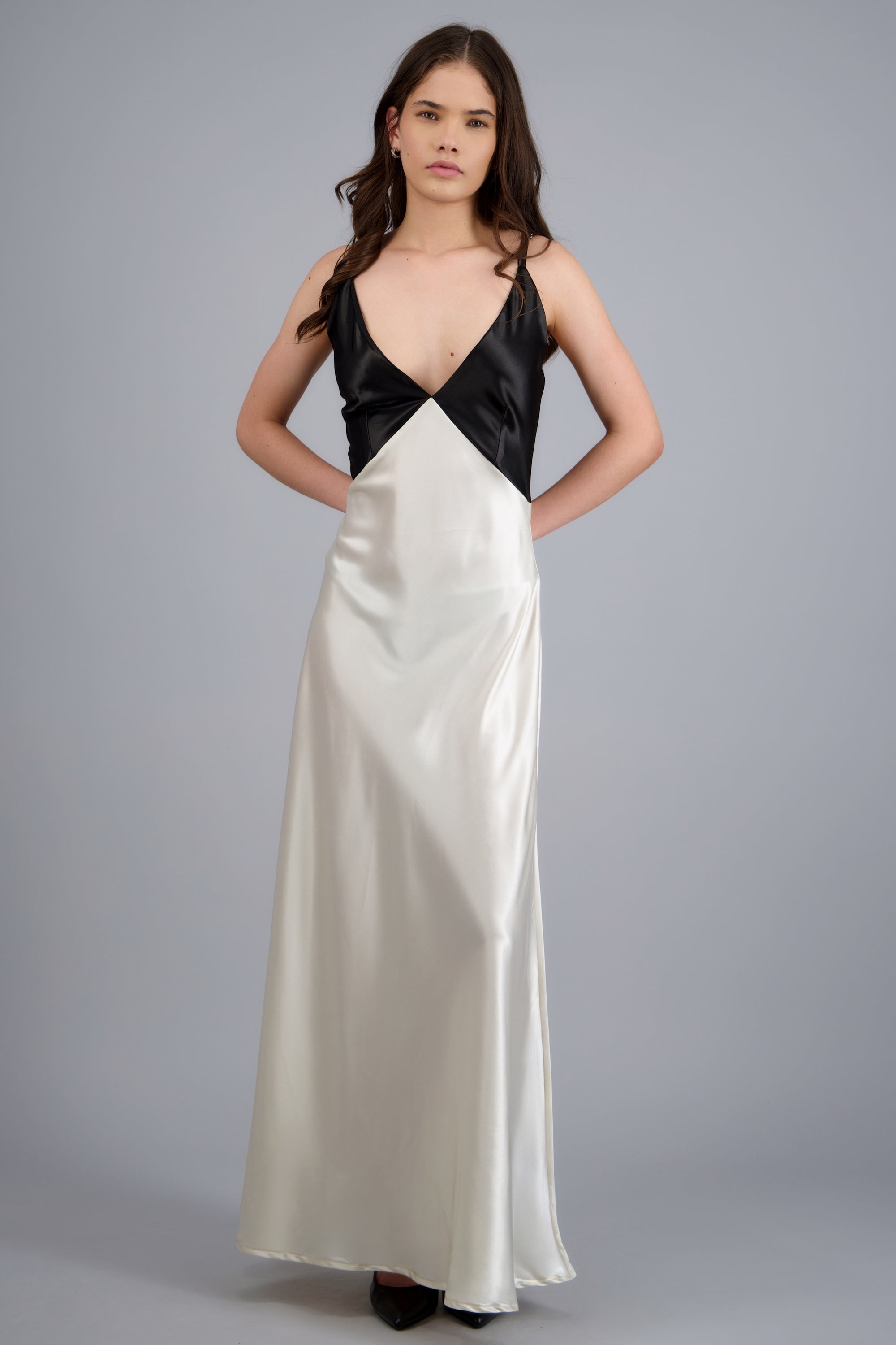 Vestido maxi de satin con contraste HUESO COMBO