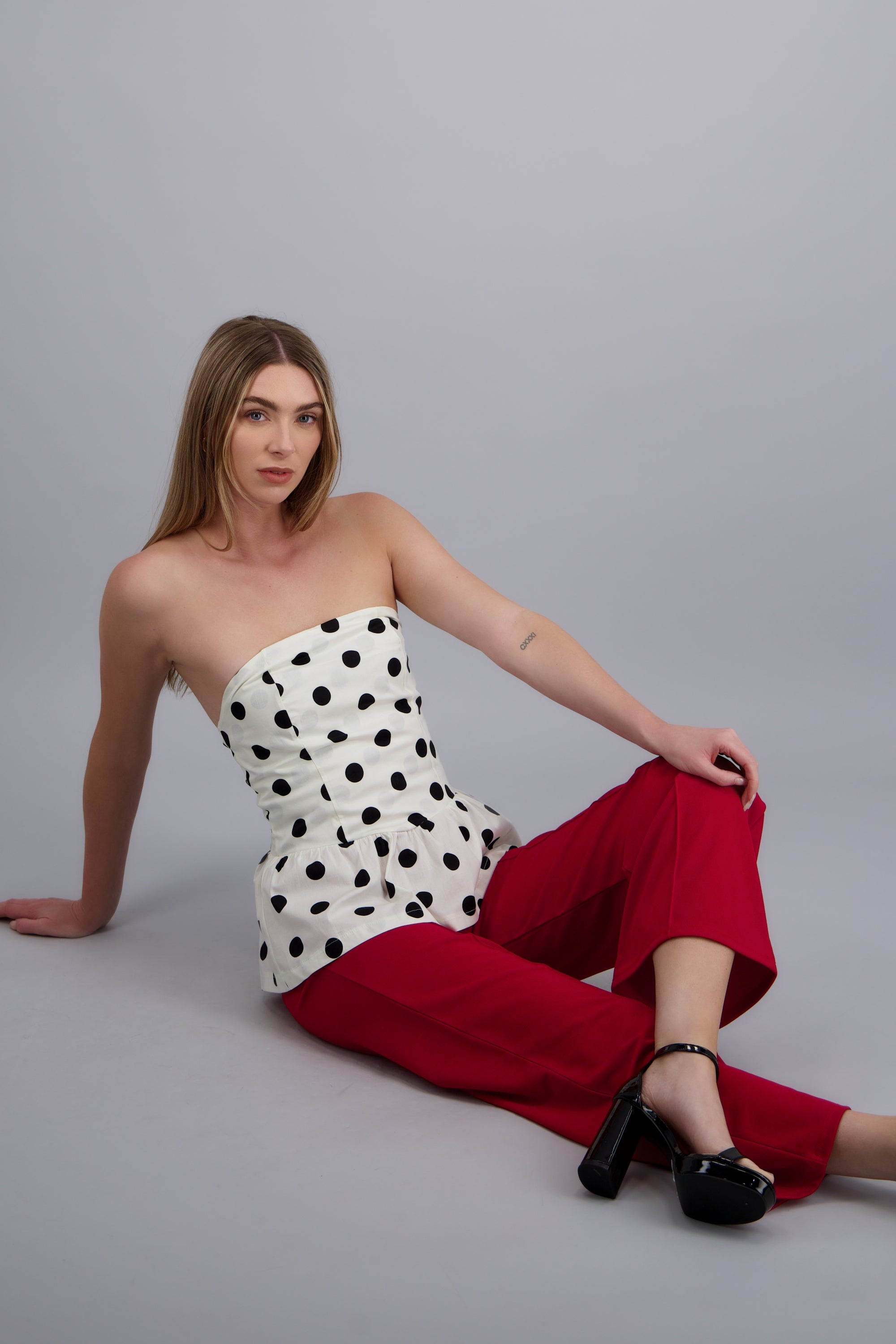 Blusa strapless polka dots con peplum BLANCO COMBO