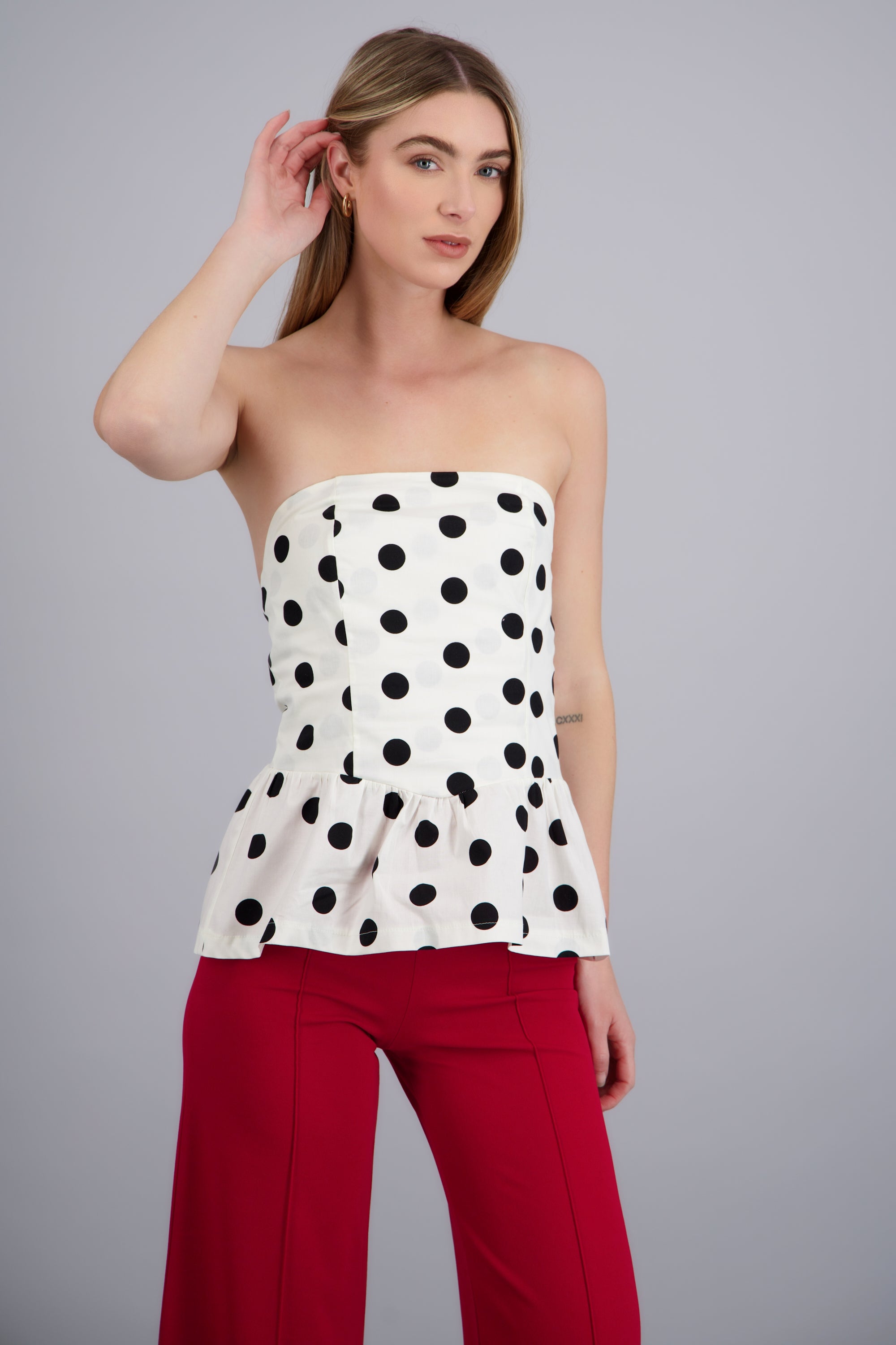 Blusa strapless polka dots con peplum BLANCO COMBO