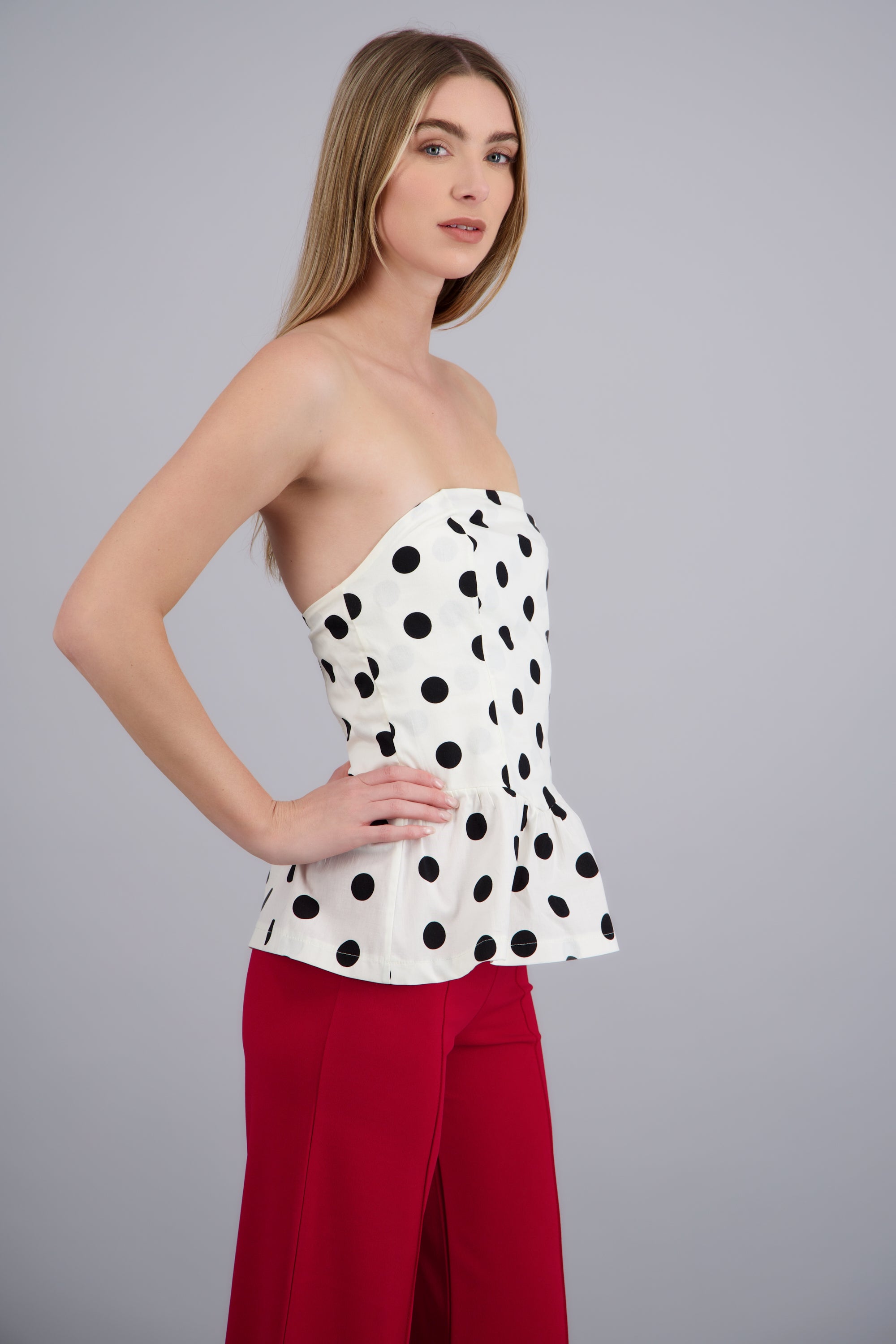 Blusa strapless polka dots con peplum BLANCO COMBO