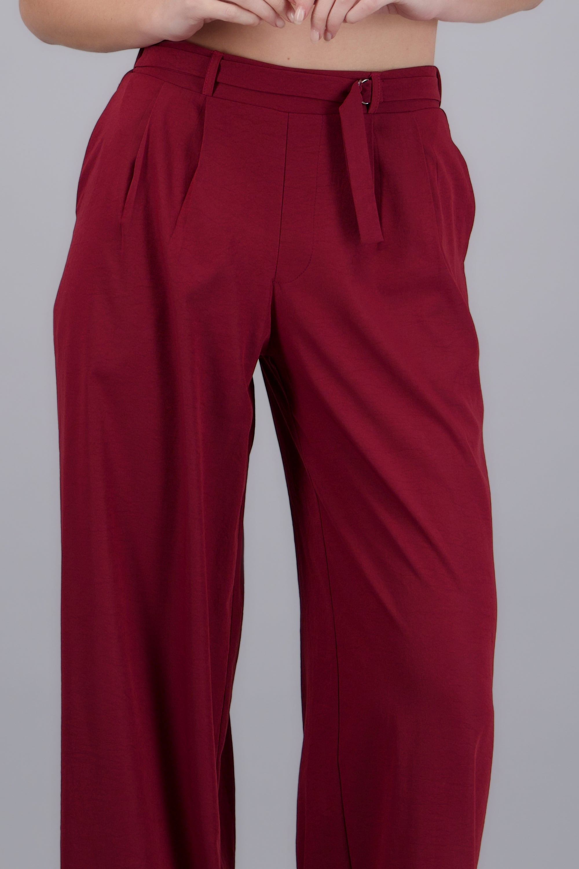 Pantalón pinzas detalle cinturón VINO