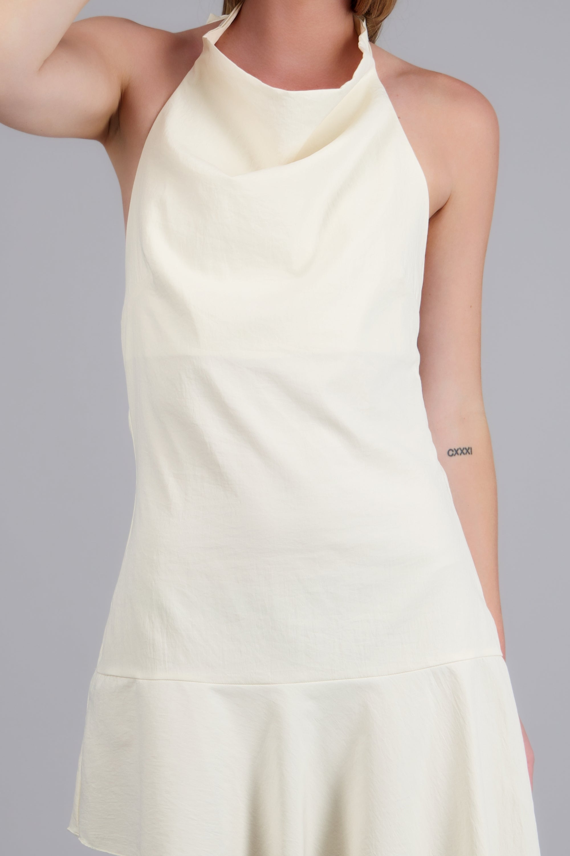 Vestido mini halter liso CREMA