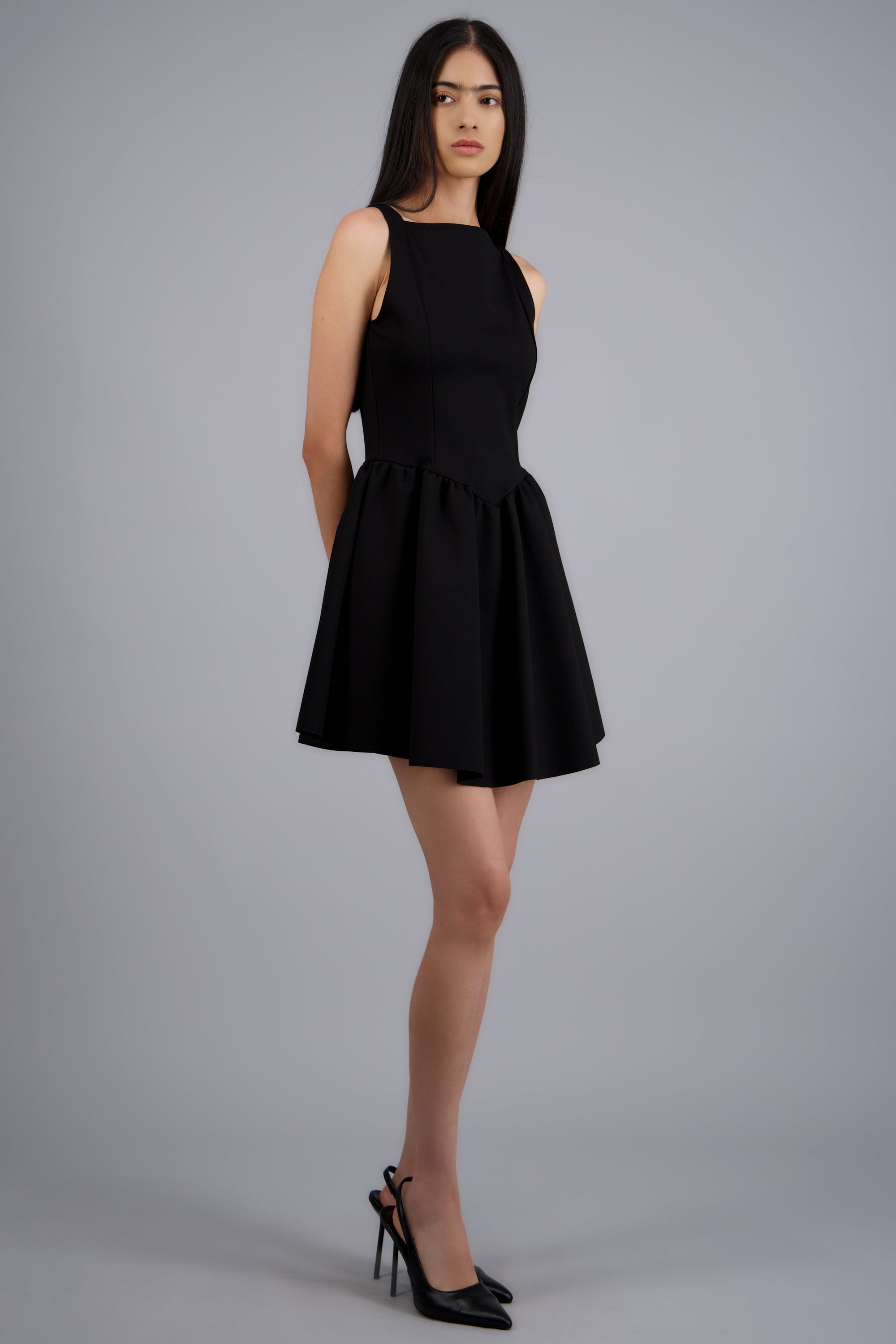 Vestido mini cortes detalle peplum NEGRO