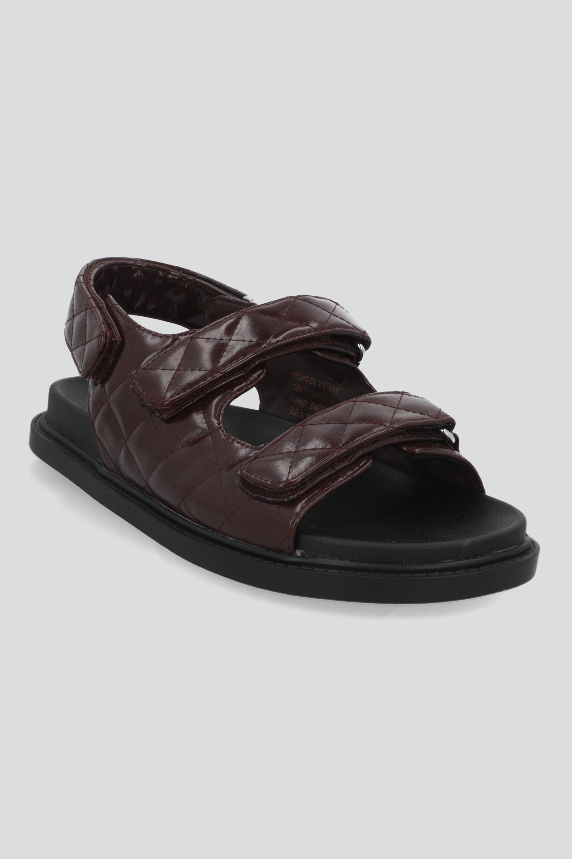 Sandalia sling back capitonada charol VINO