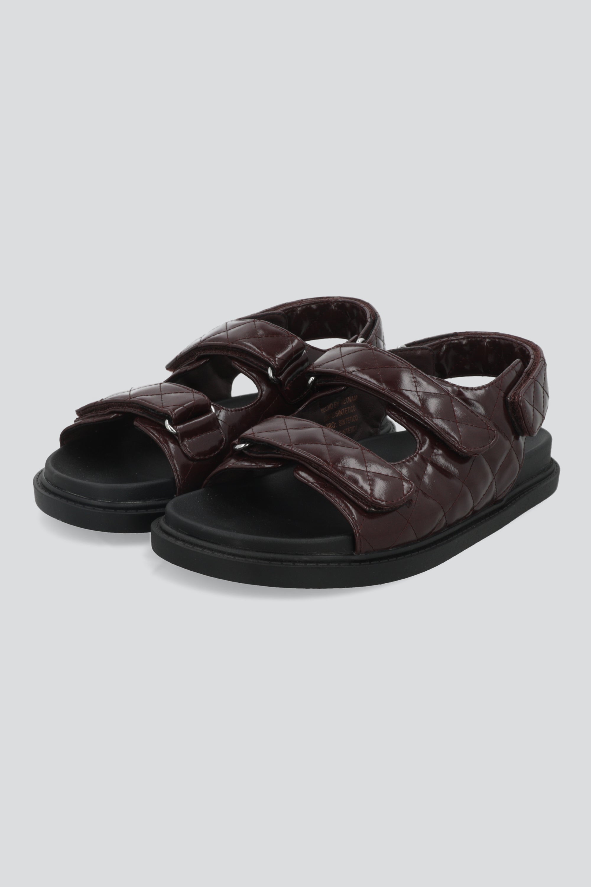 Sandalia sling back capitonada charol VINO