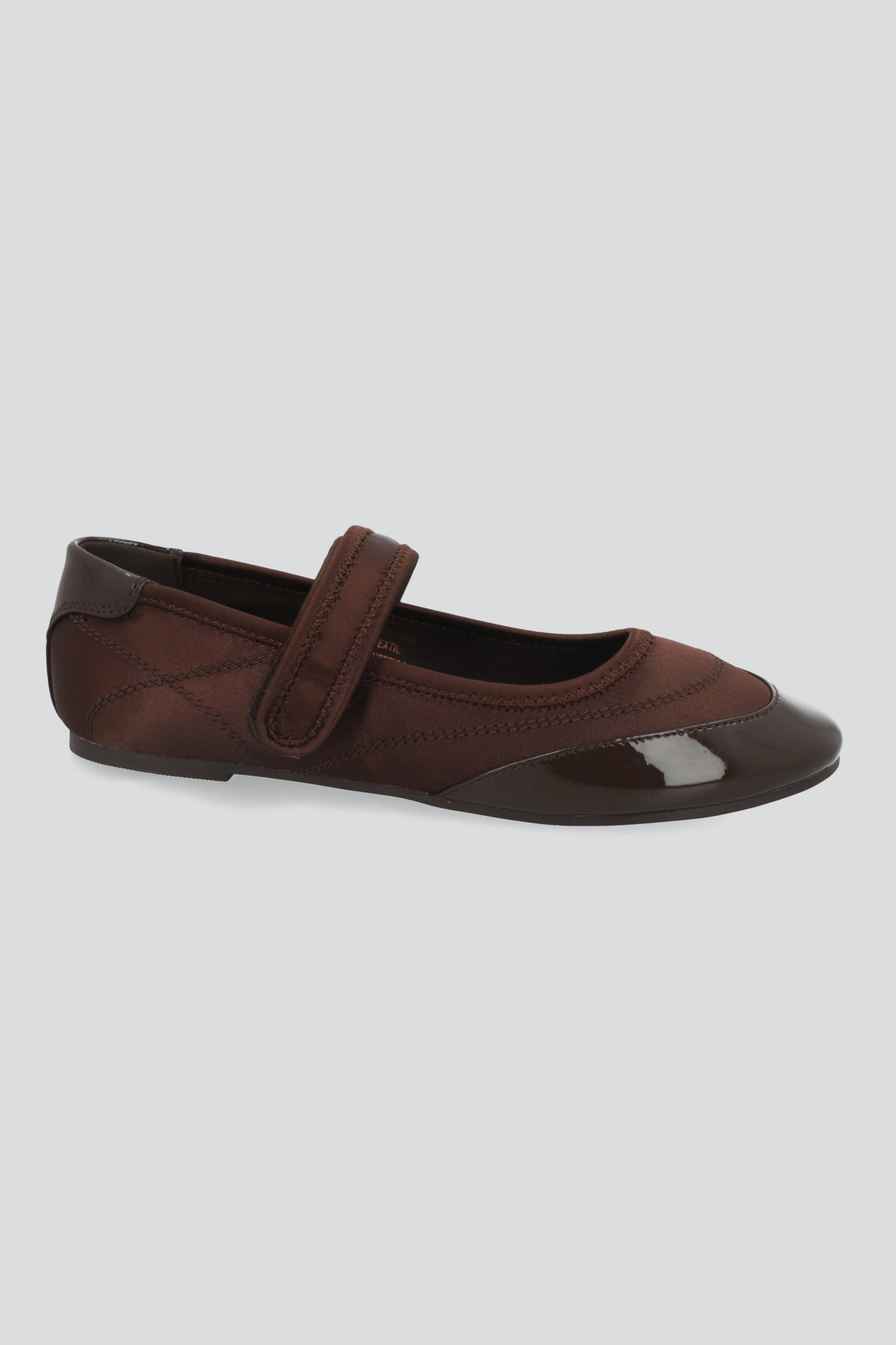 Tenis flat contraste satin y charol CAFE