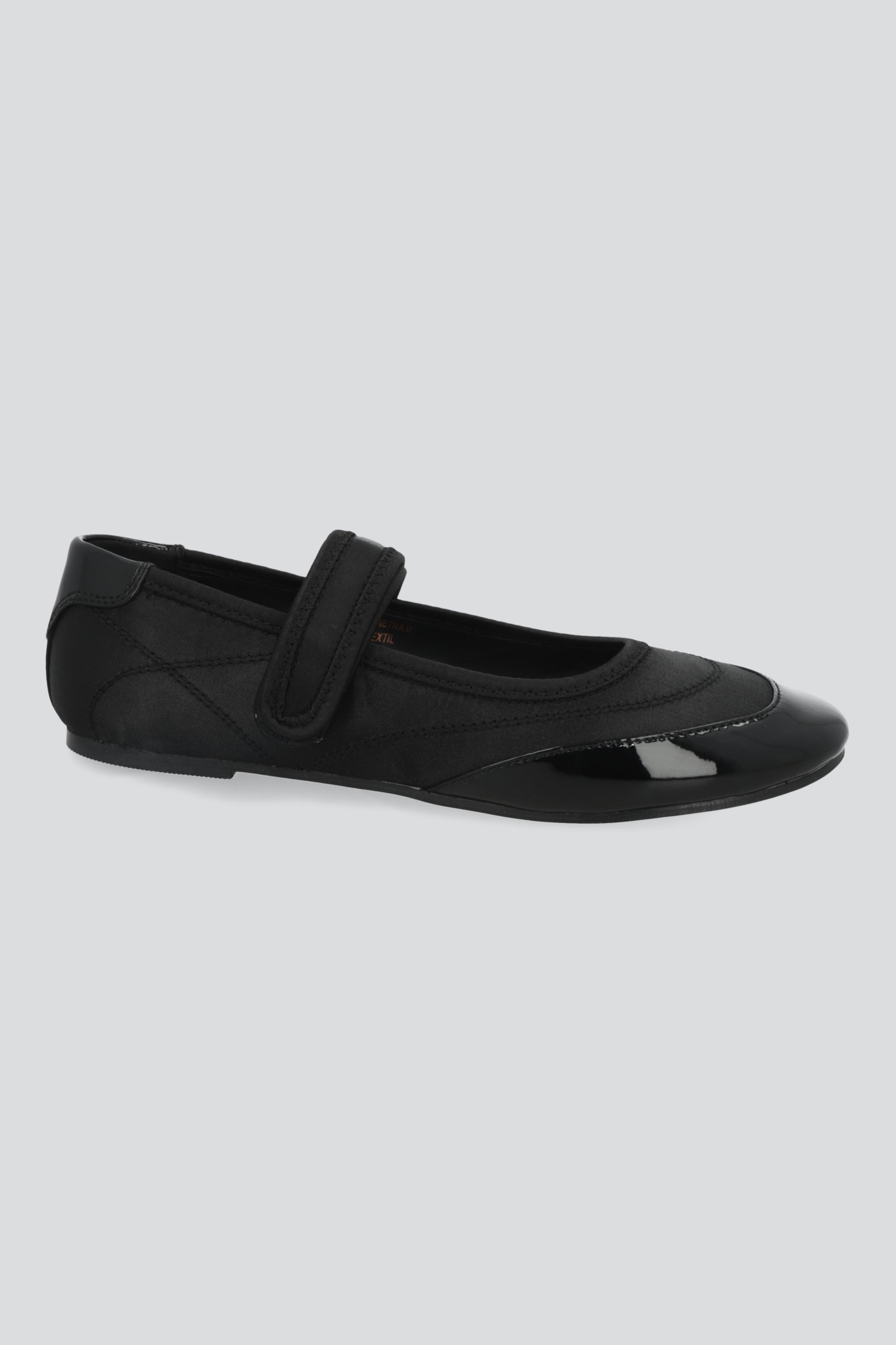 Tenis flat contraste satin y charol NEGRO