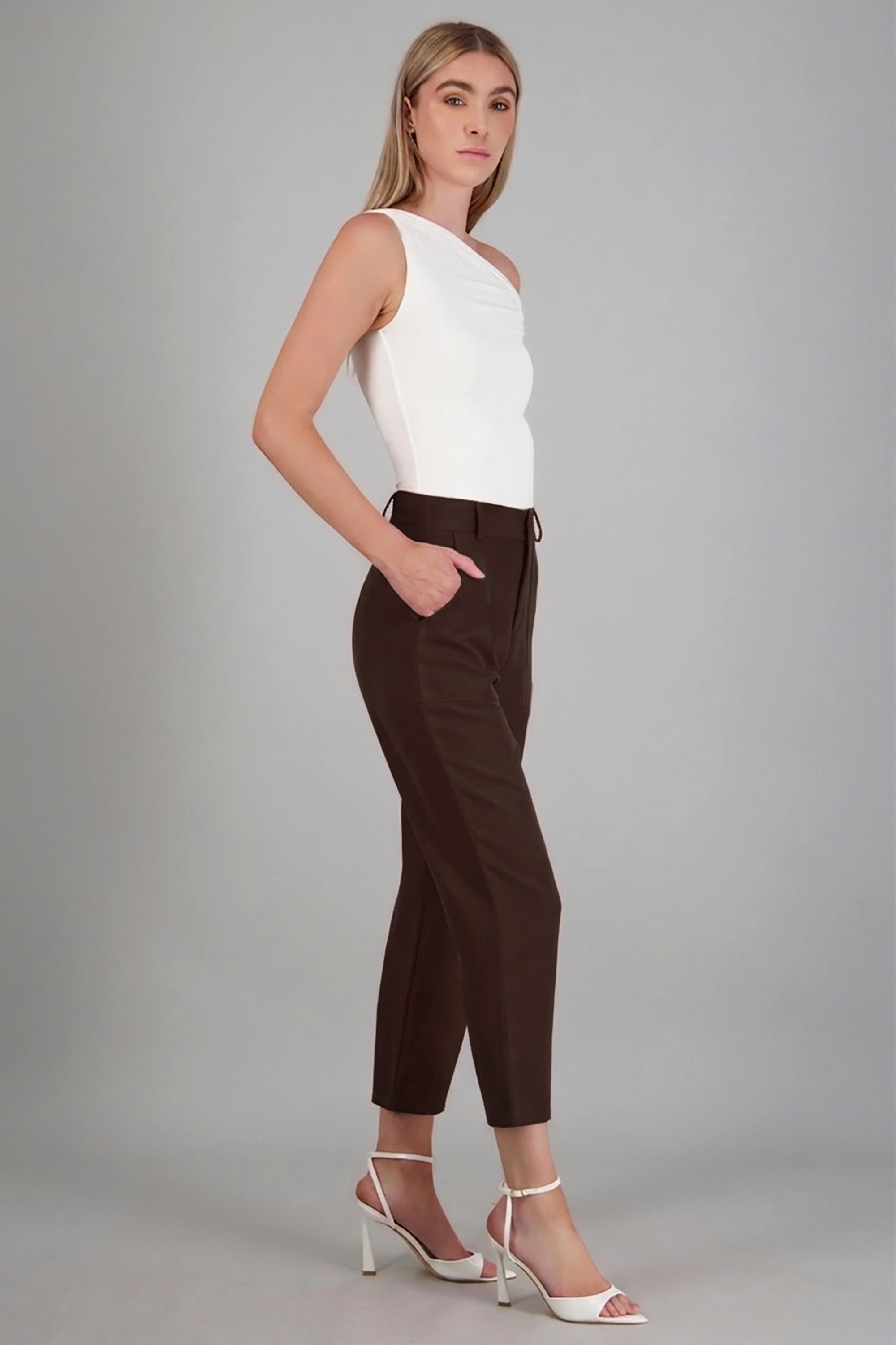 Pantalón Cintura Alta Capri Bolsas CAFE OBSCURO