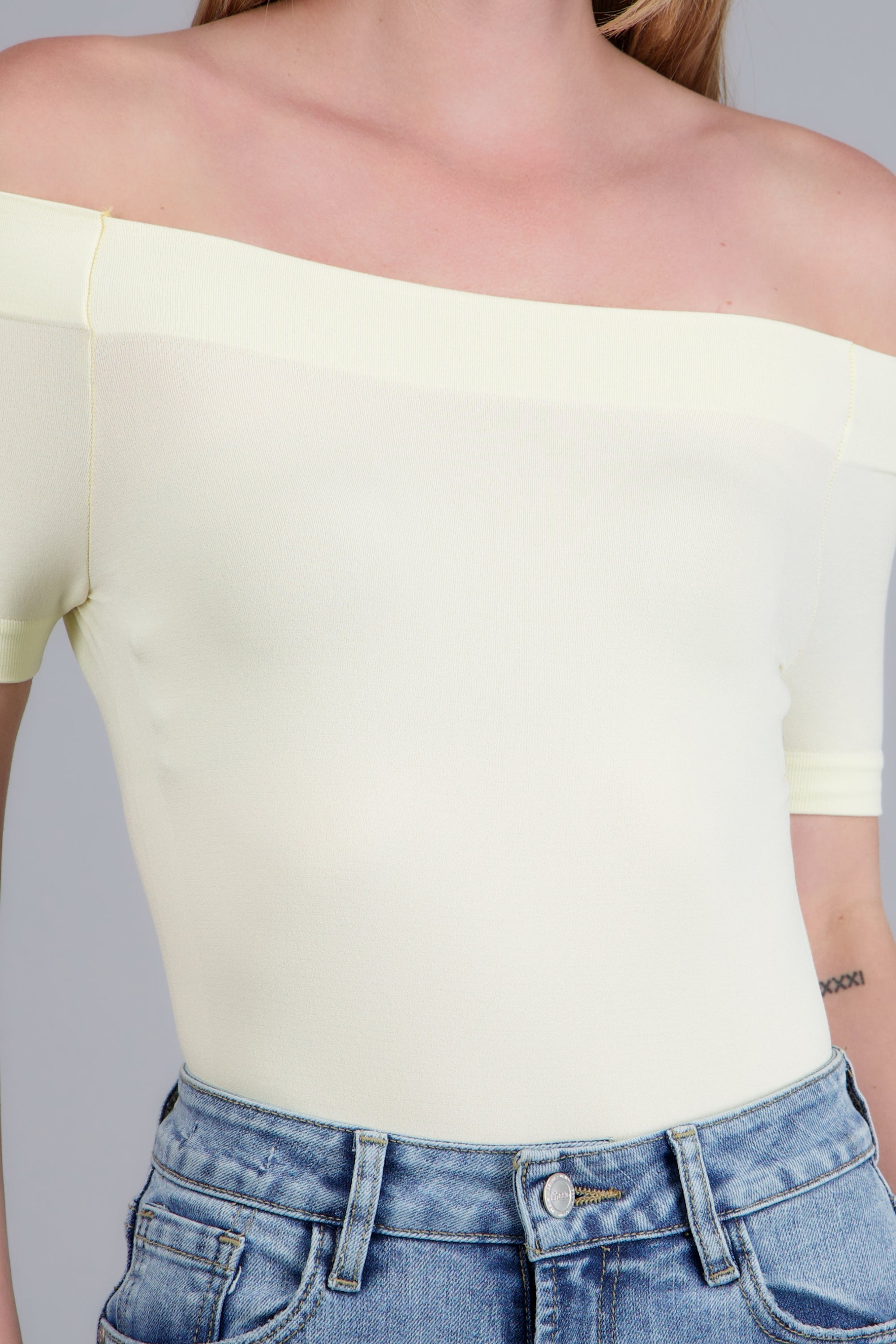 Bodysuit Liso Hombros Descubiertos AMARILLO PASTEL