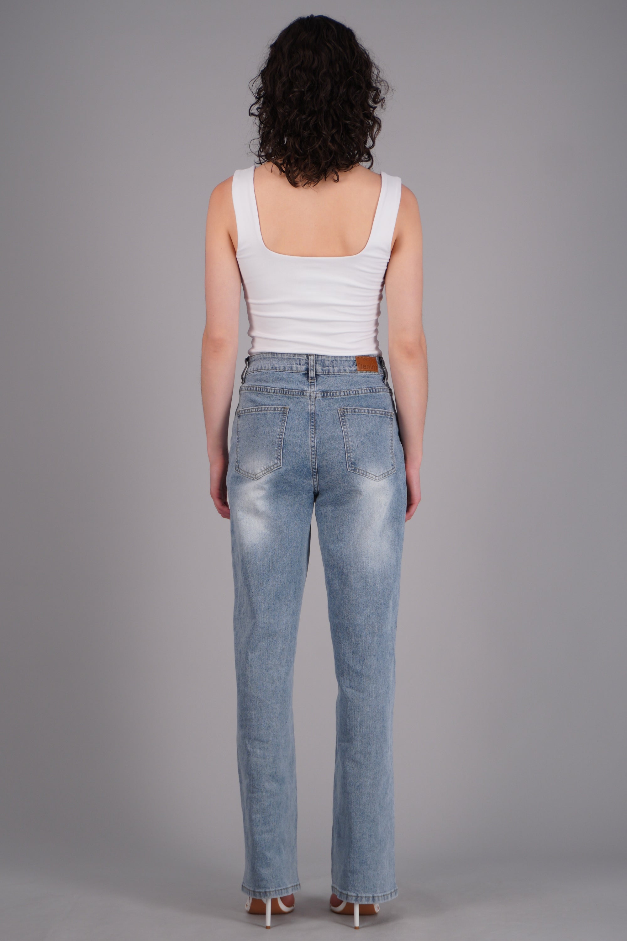 Straight jeans con mini flores bordadas LIGHT WASH