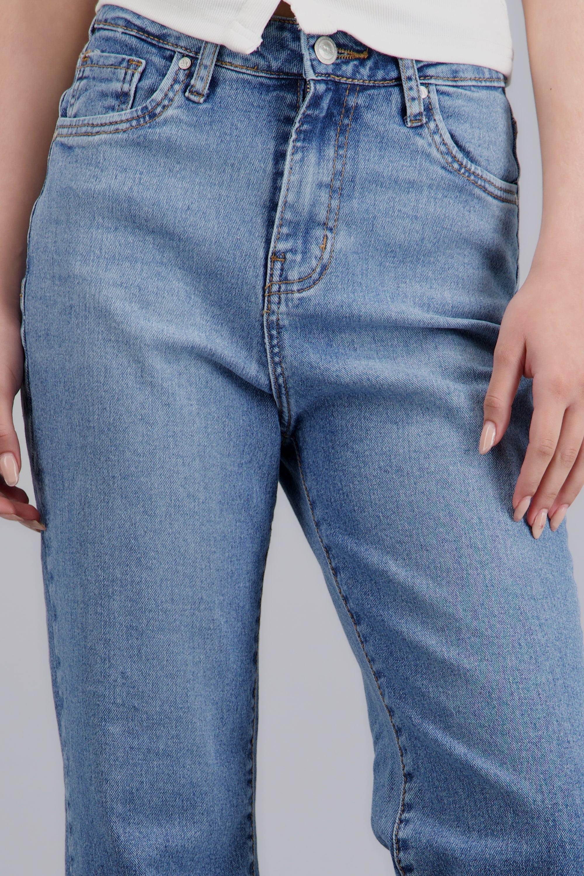 MEDIUM WASH
