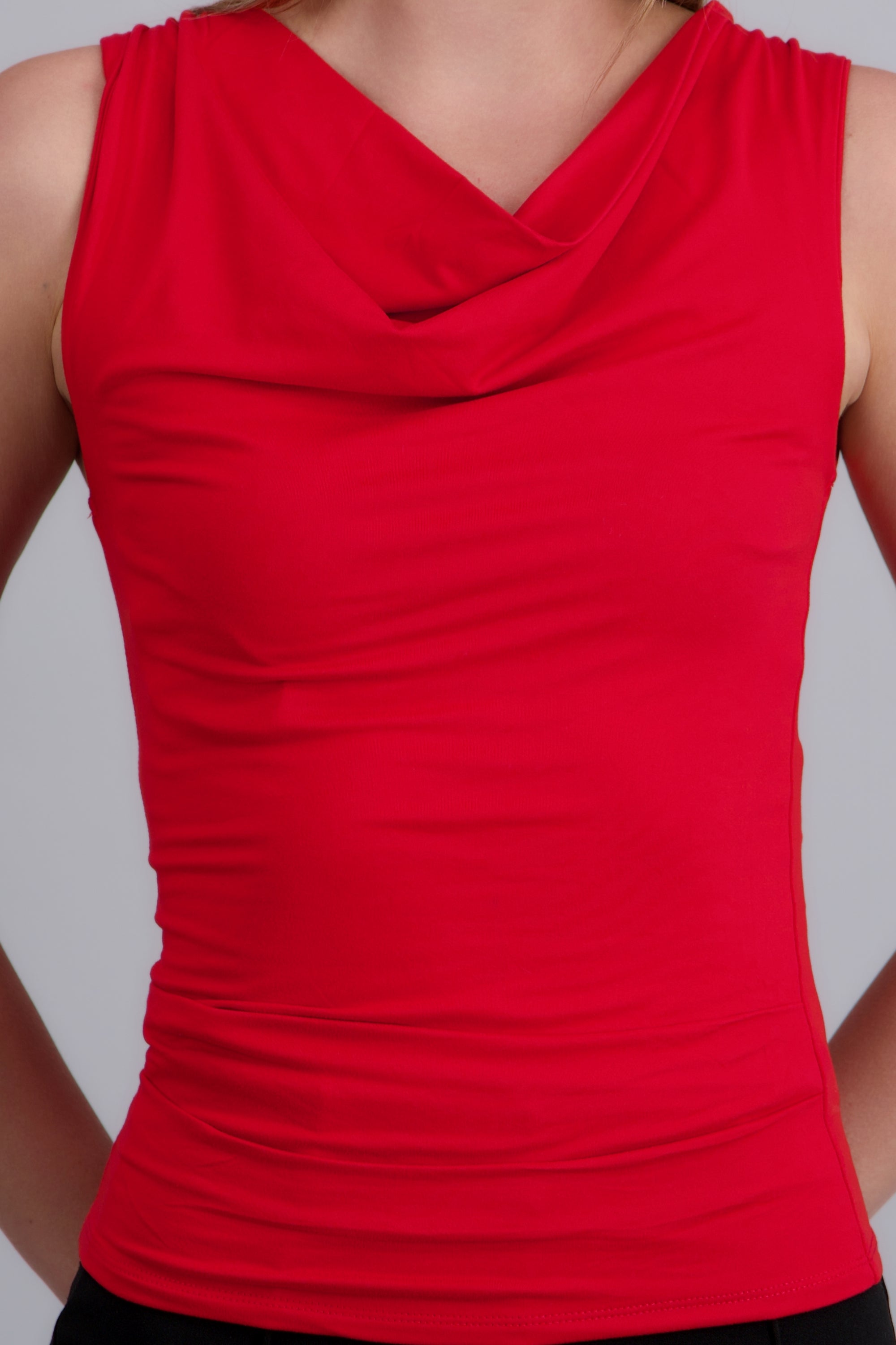 Top sin manga cuello cascada ROJO