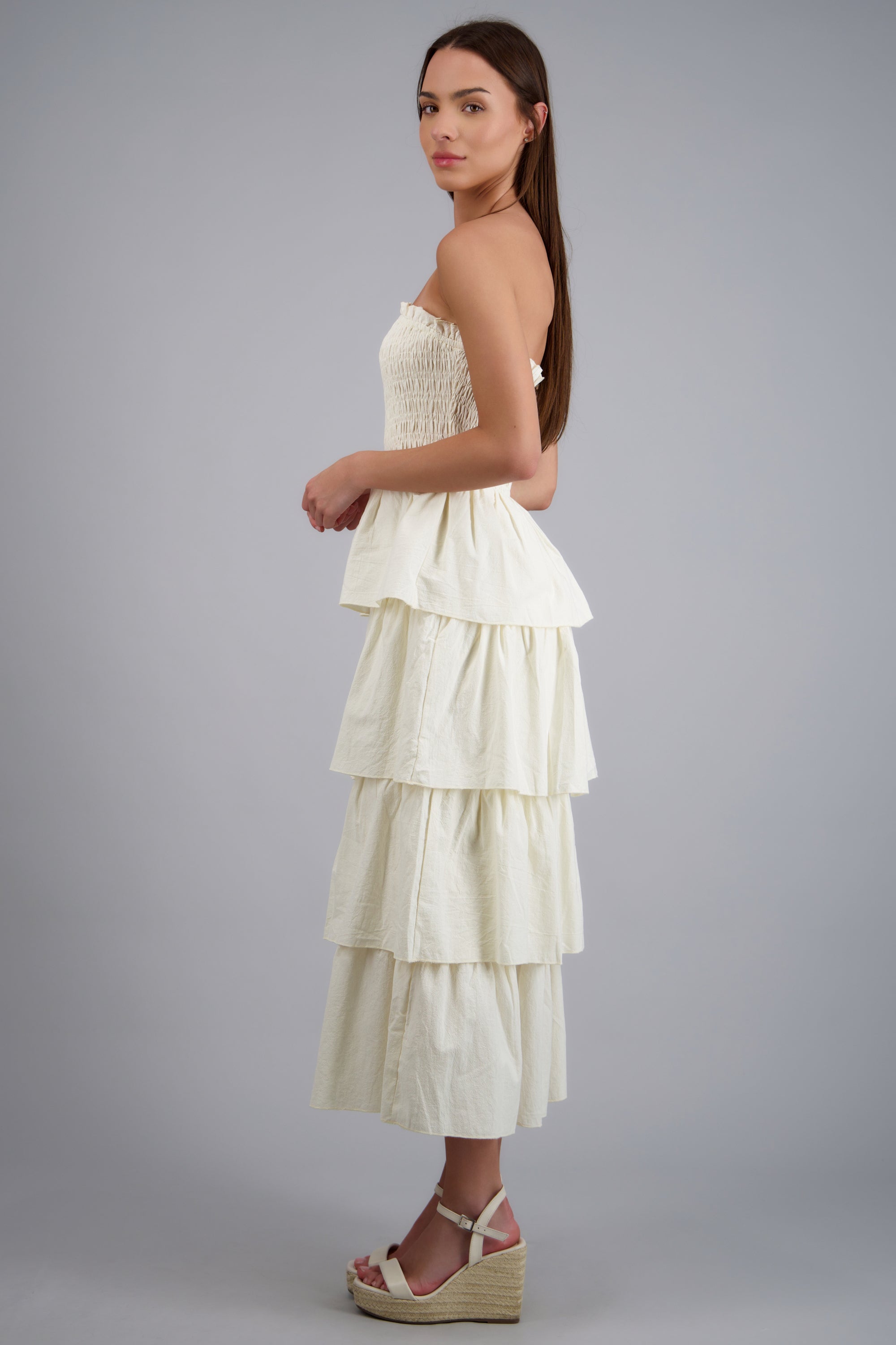 Vestido maxi bandeau con capas olanes CREMA