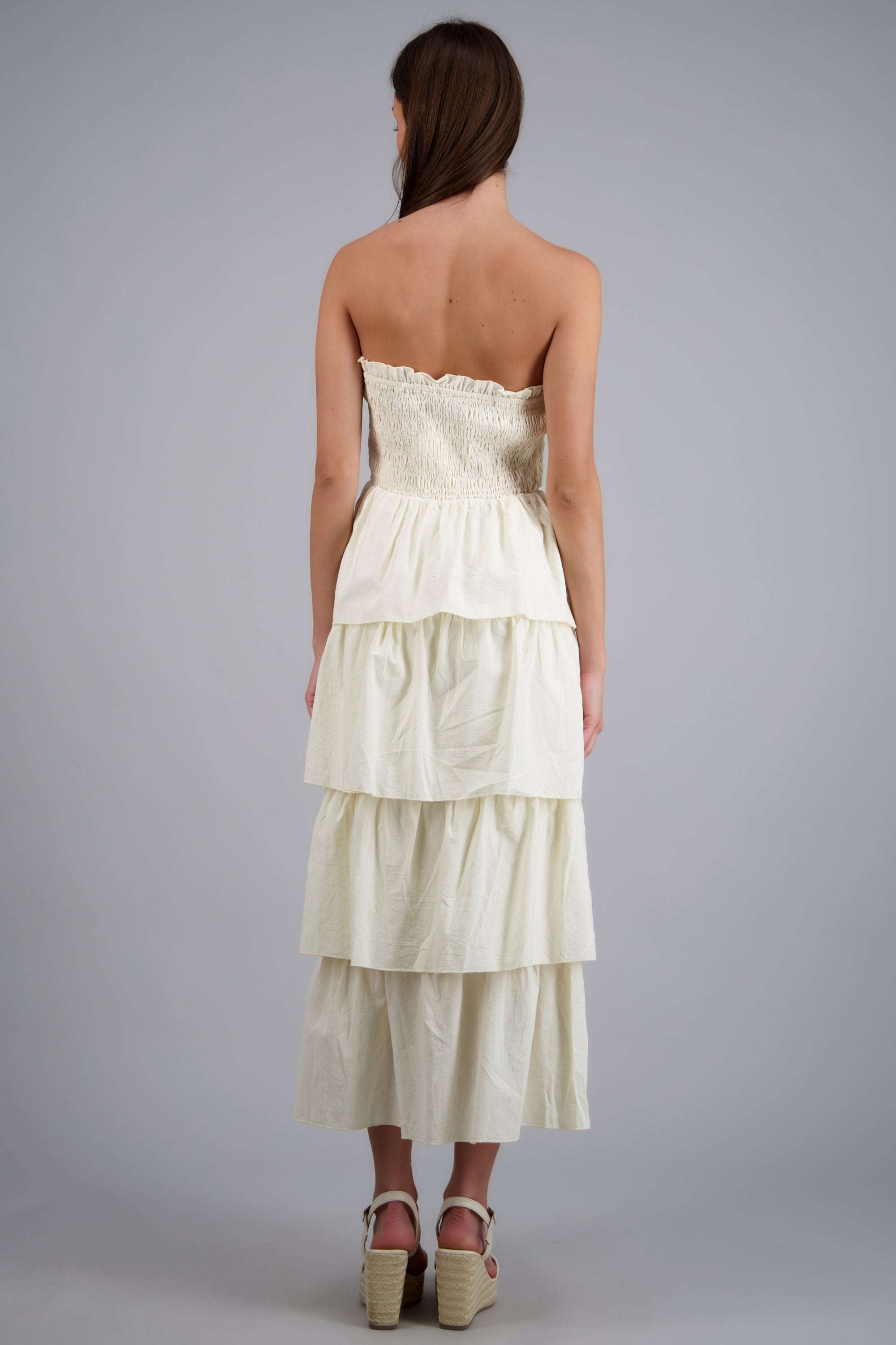 Vestido maxi bandeau con capas olanes CREMA