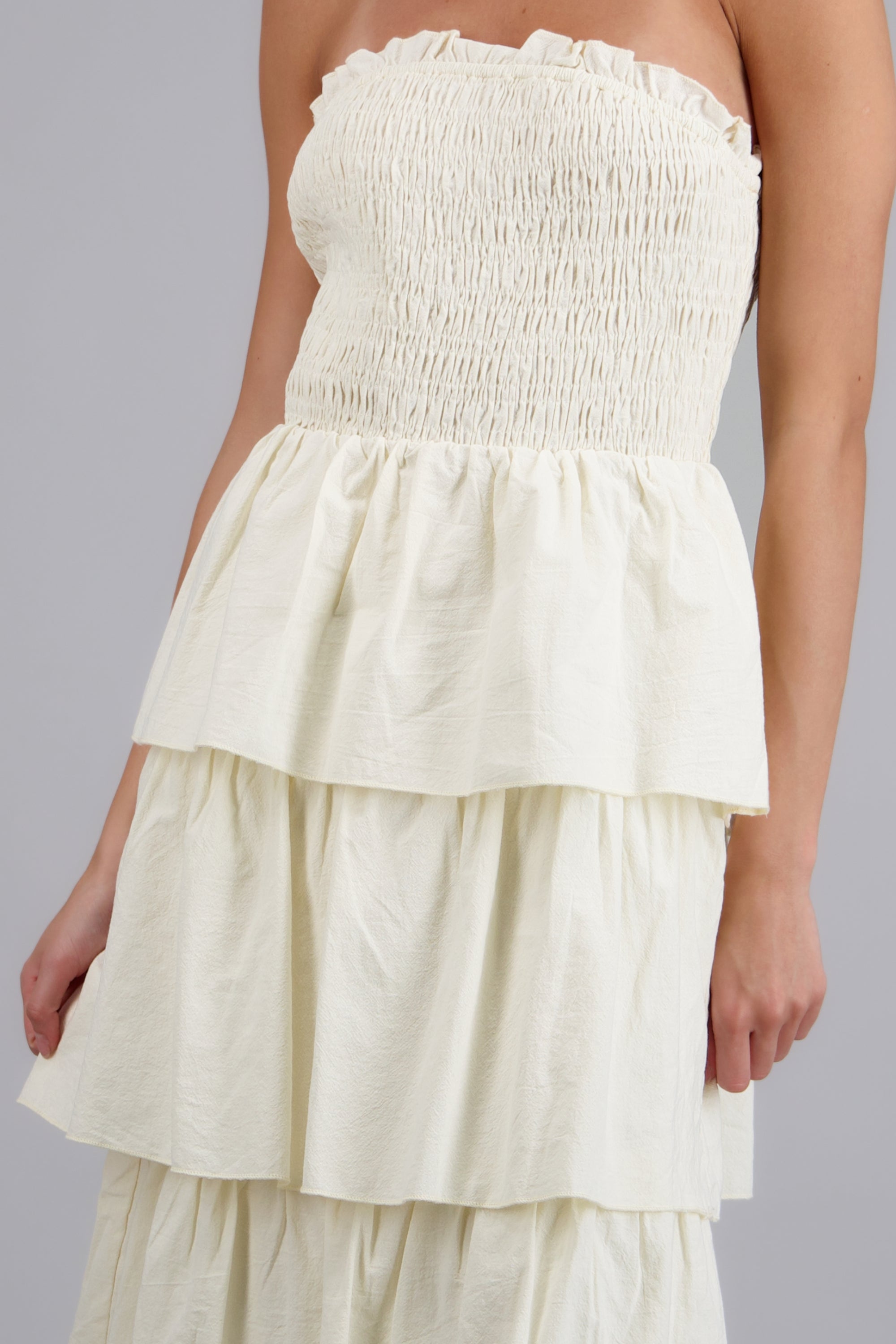 Vestido maxi bandeau con capas olanes CREMA