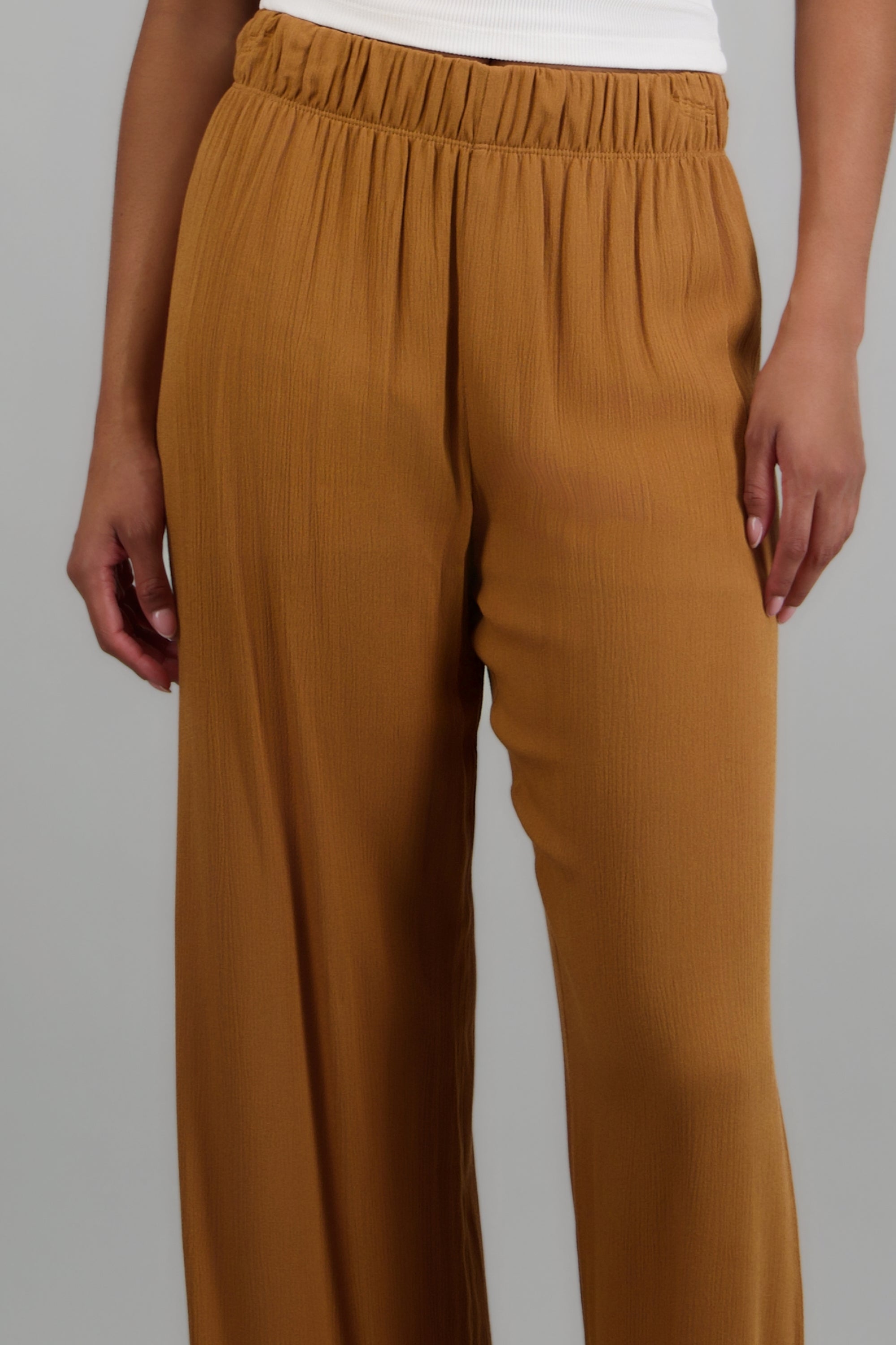 Pantalón wide leg cintura elástica CAMELLO