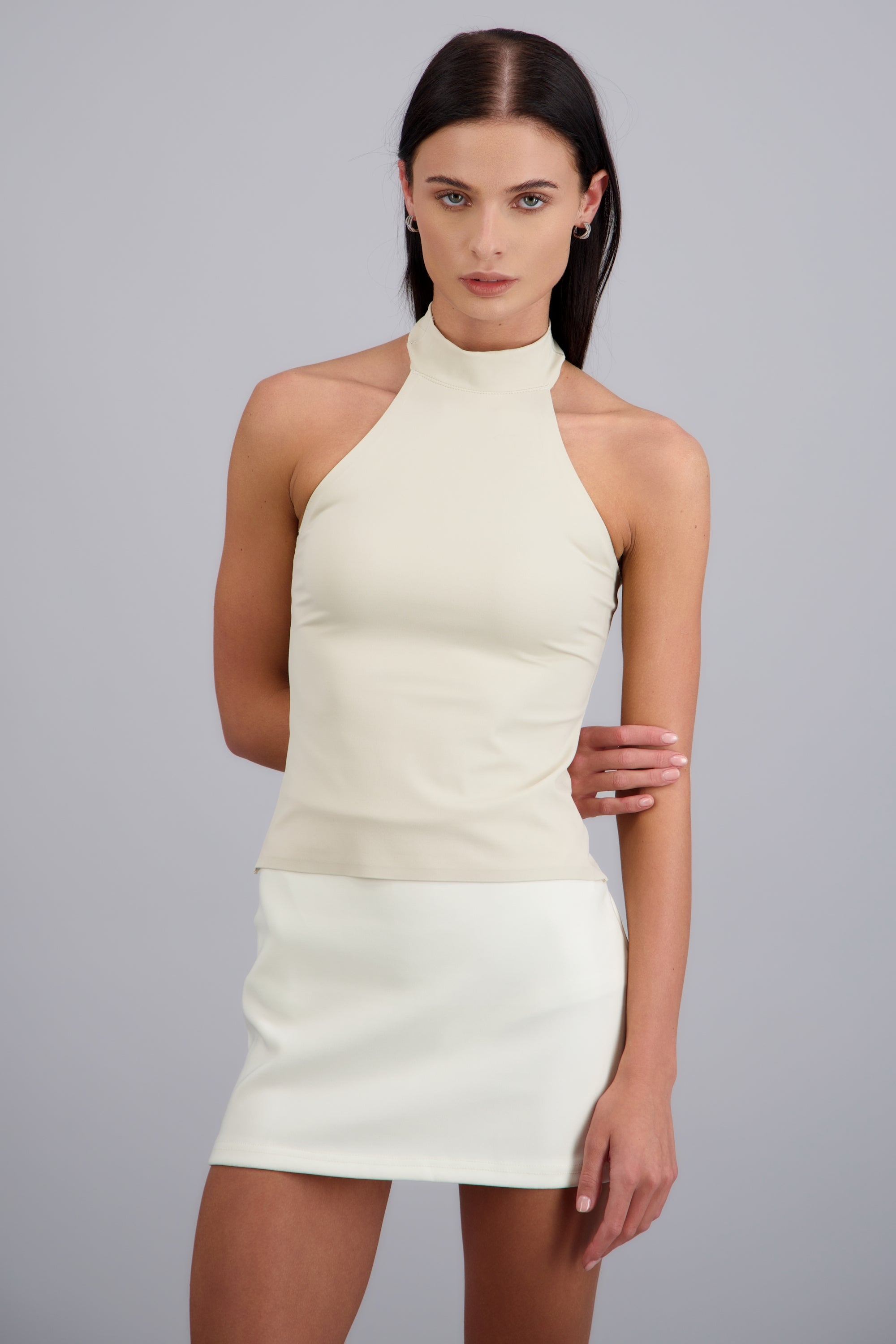 Blusa lisa cuello alto halter CREMA