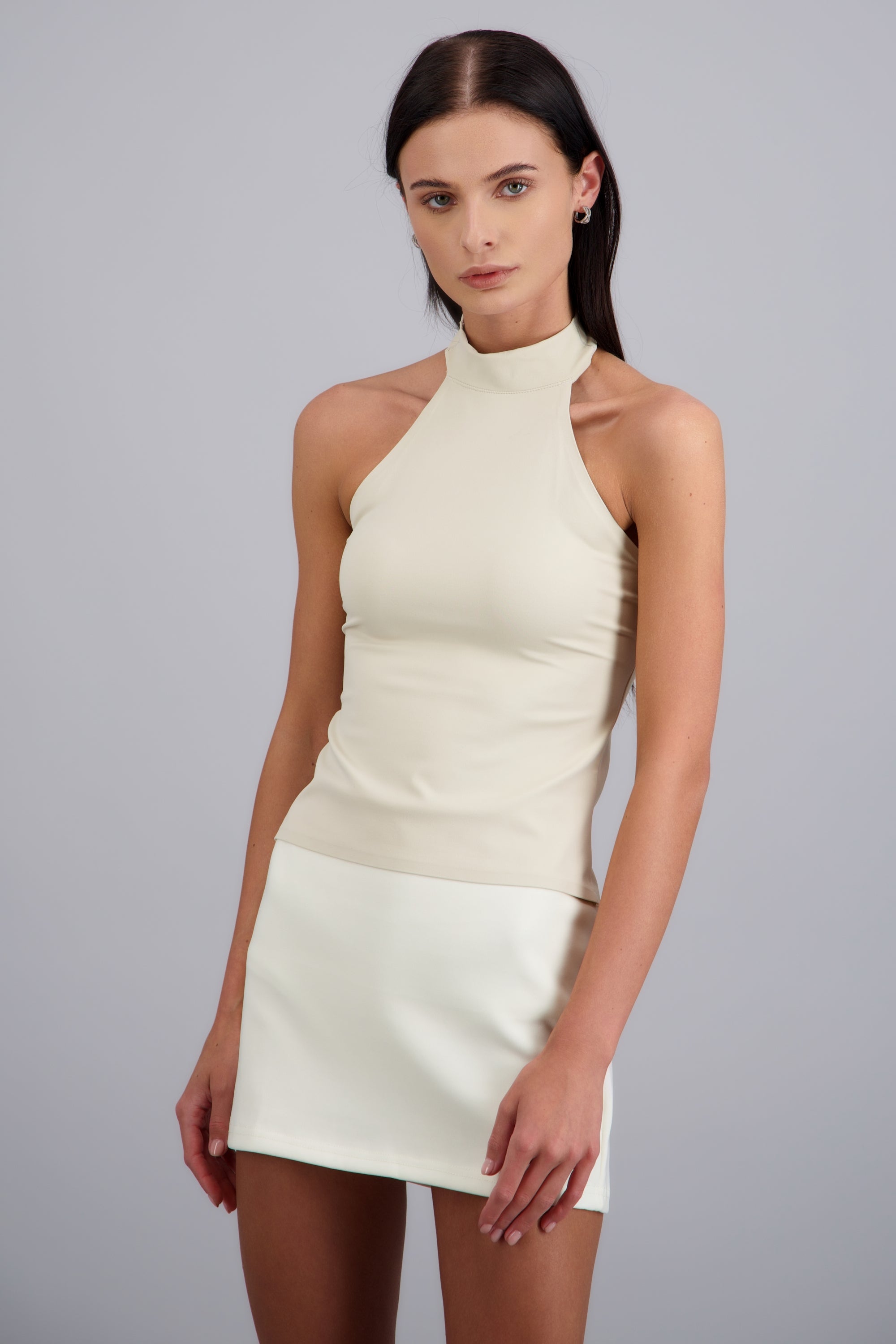 Blusa lisa cuello alto halter CREMA