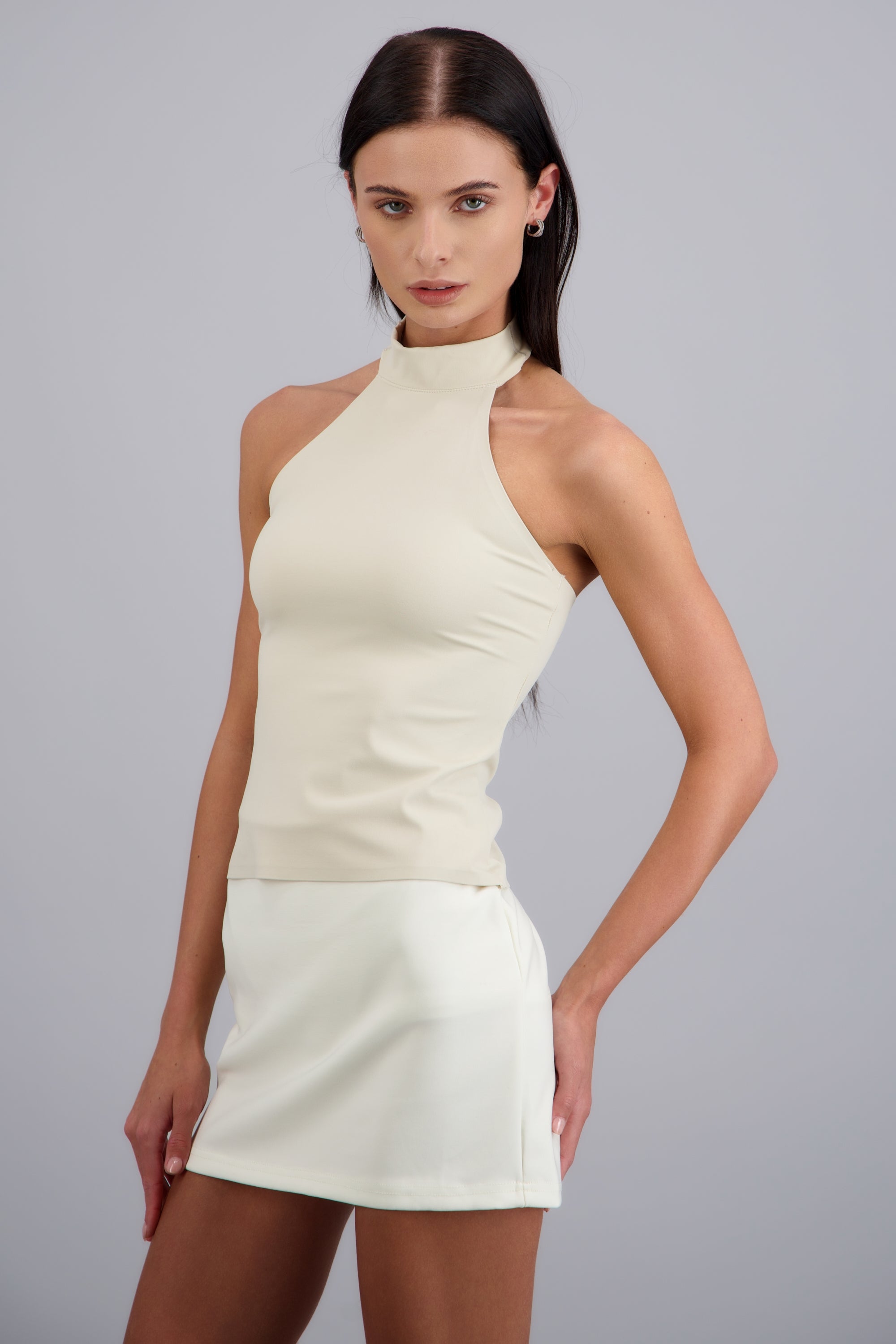 Blusa lisa cuello alto halter CREMA