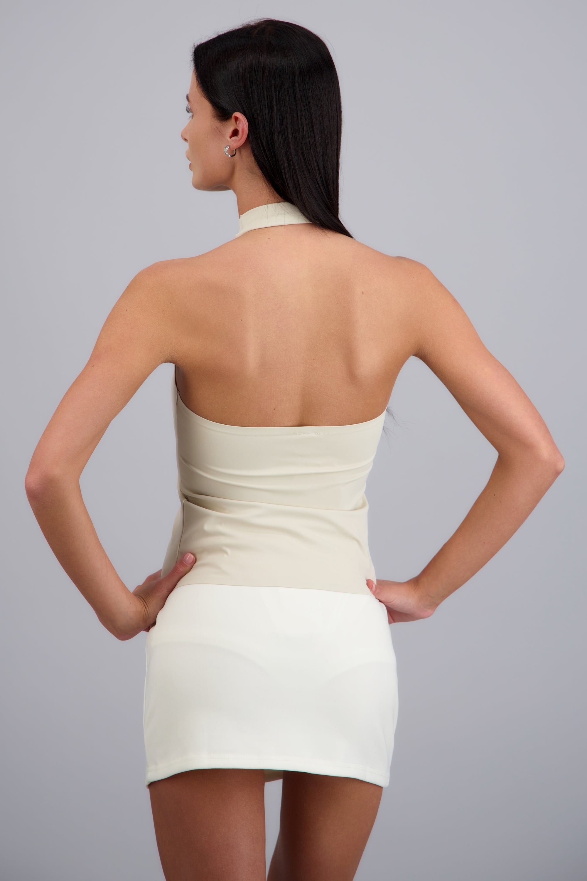 Blusa lisa cuello alto halter CREMA
