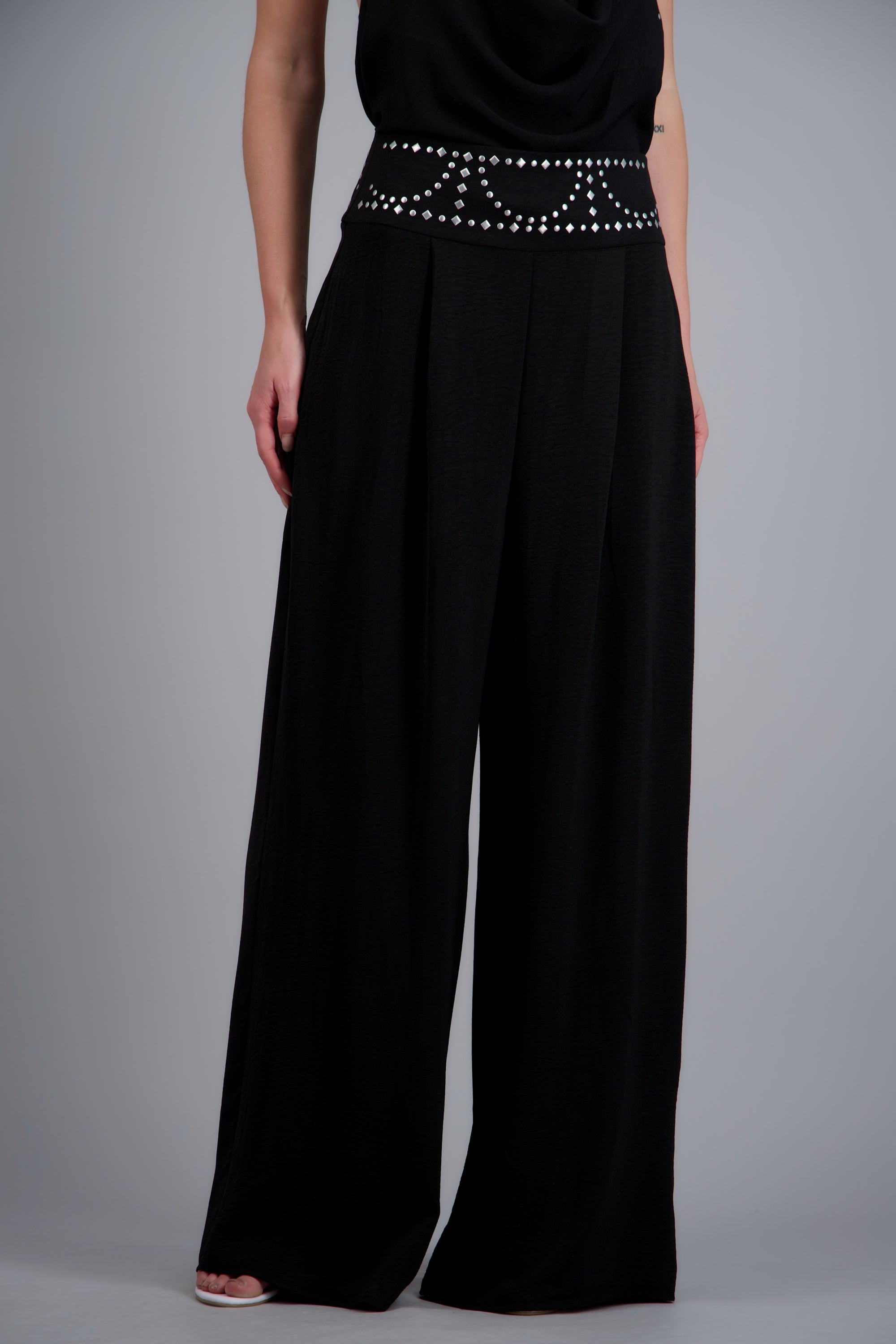 Pantalon detalle pretina con estoperoles NEGRO