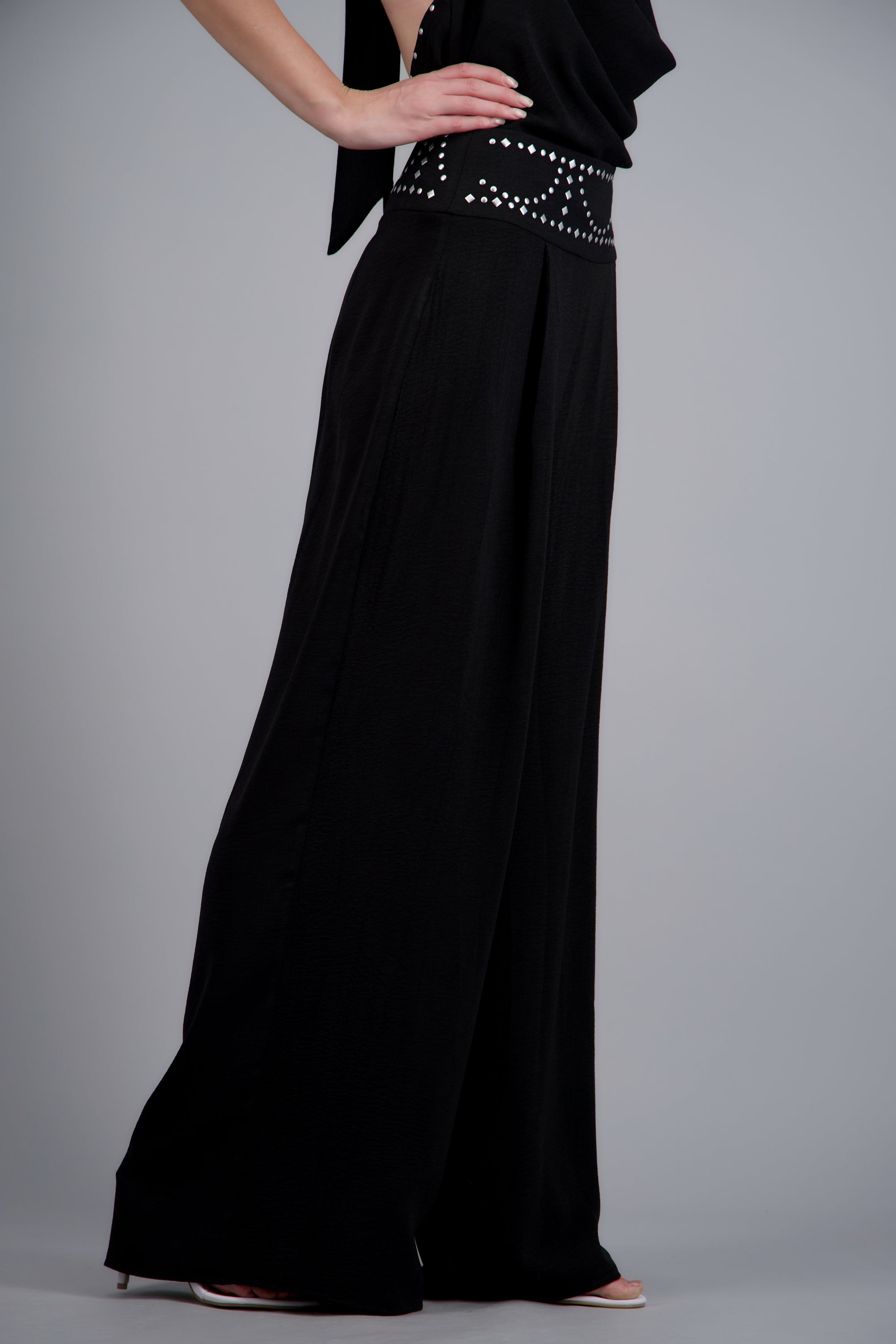 Pantalon detalle pretina con estoperoles NEGRO