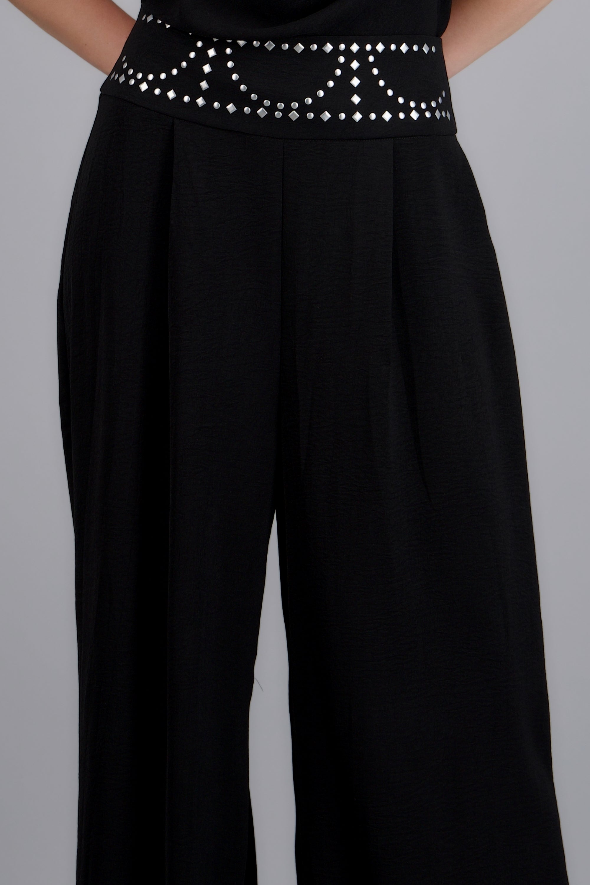 Pantalon detalle pretina con estoperoles NEGRO