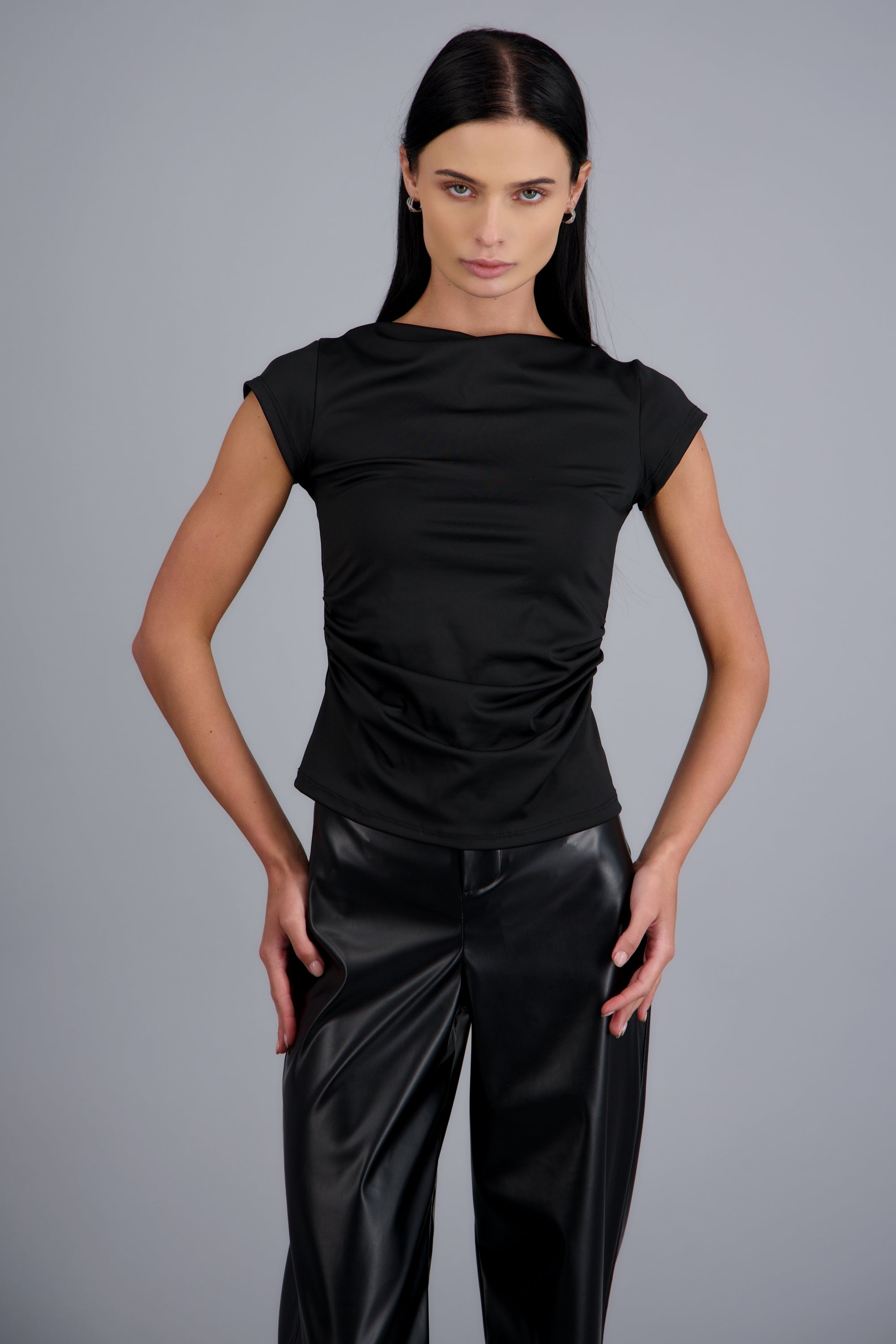 Top detalle frunce manga corta NEGRO