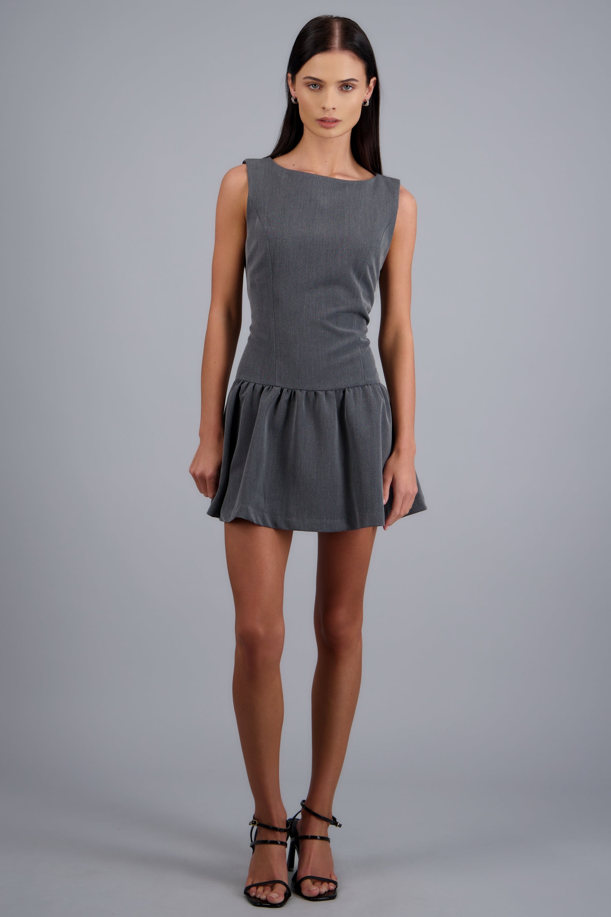 Vestido mini escote redondo con olan GRIS