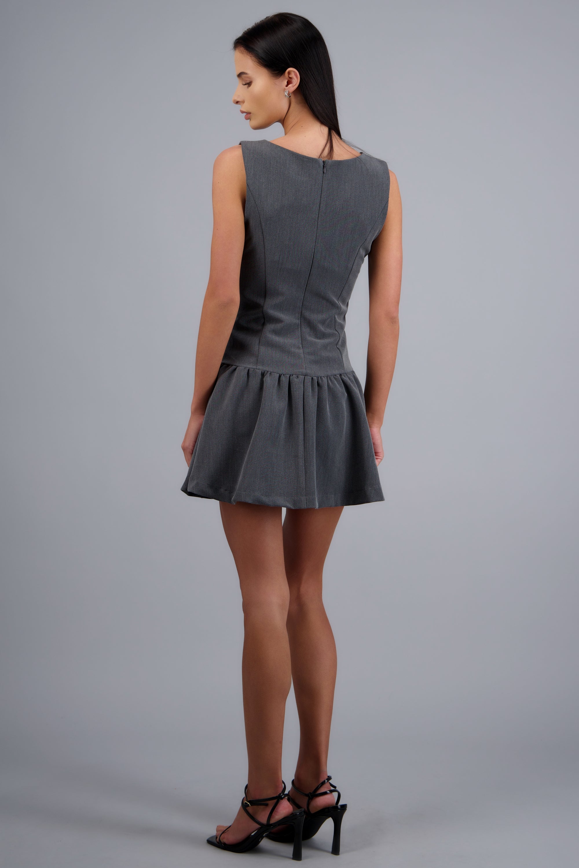 Vestido mini escote redondo con olan GRIS