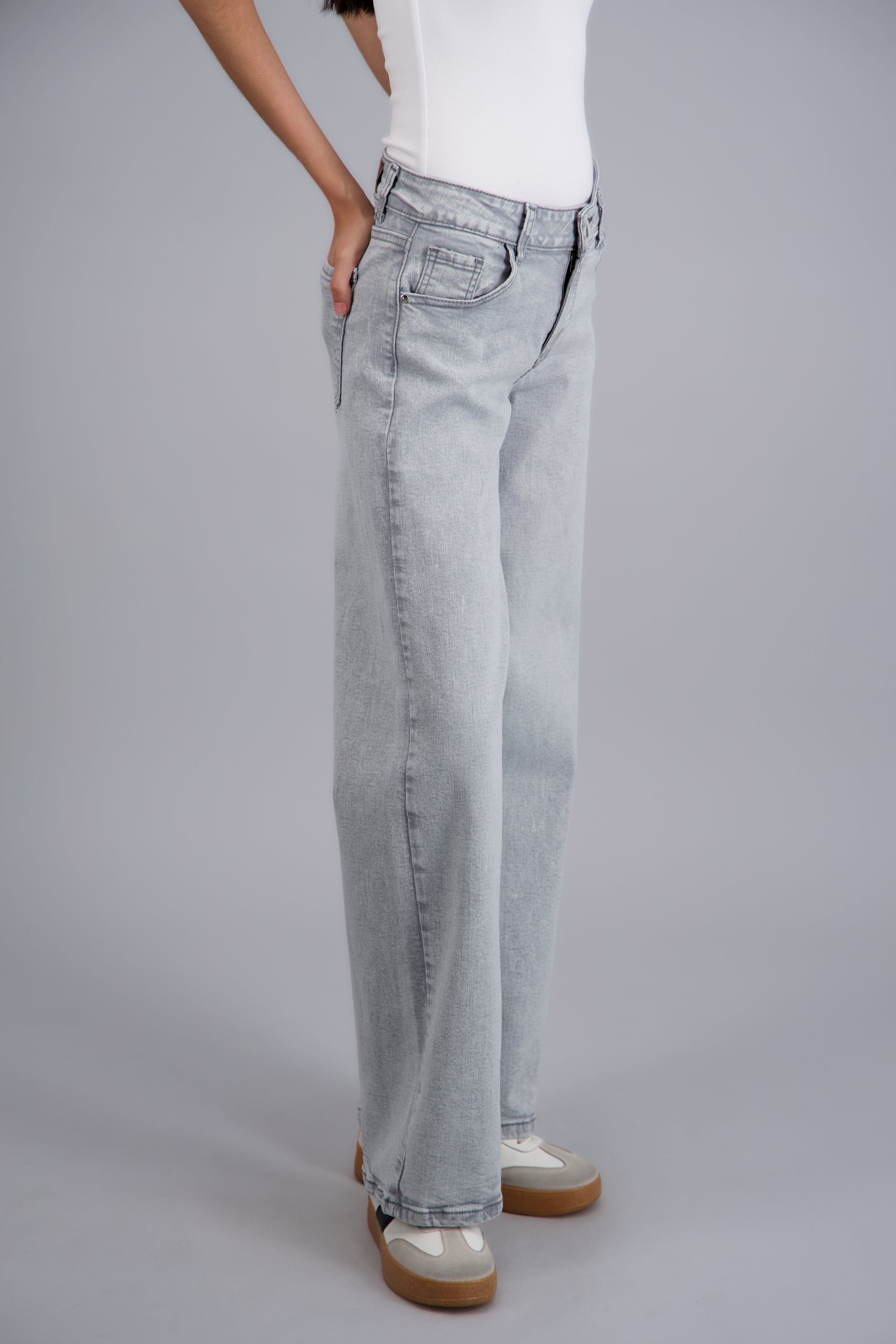 Jeans wide leg cintura baja deslavado GRIS CLARO