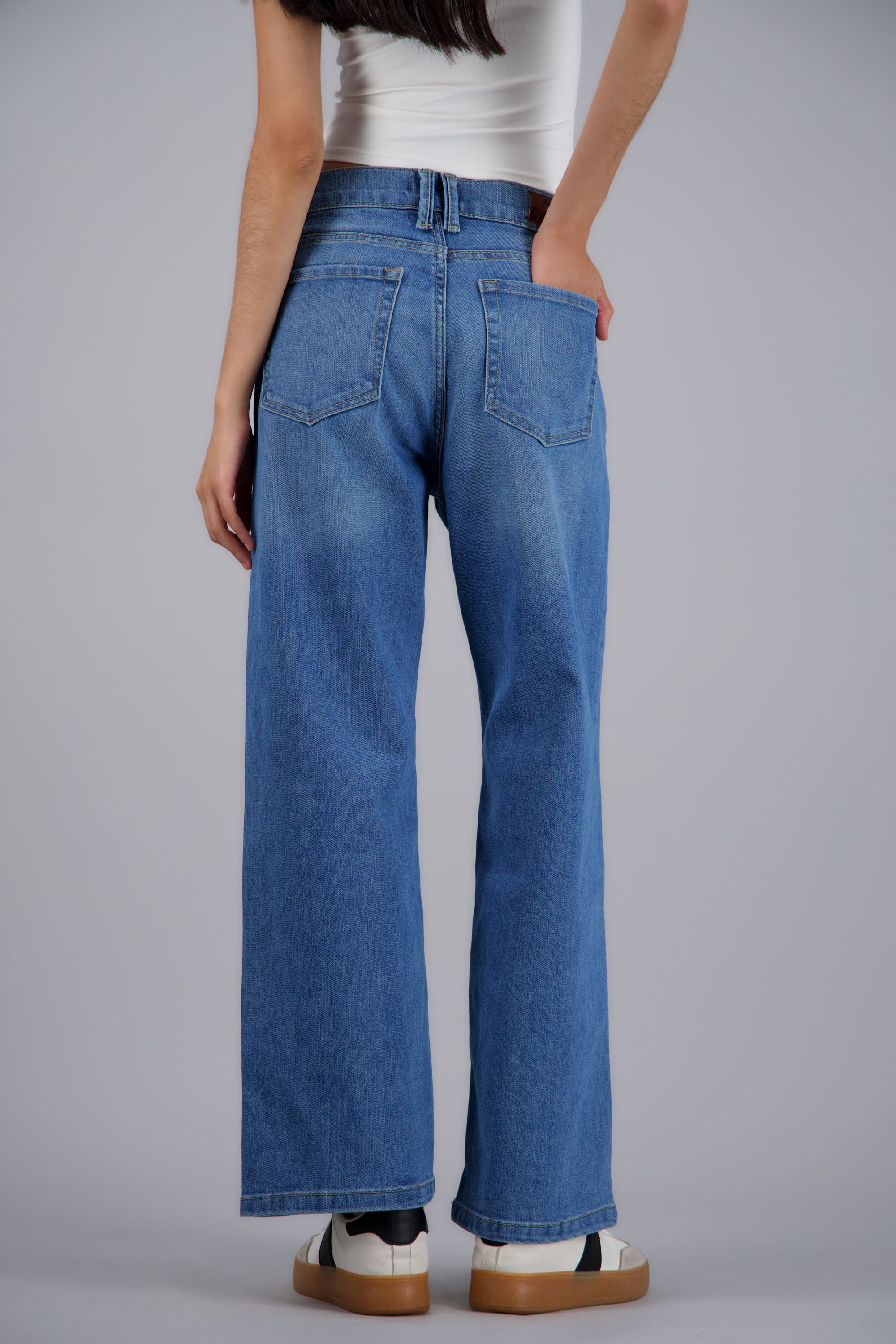 MEDIUM WASH
