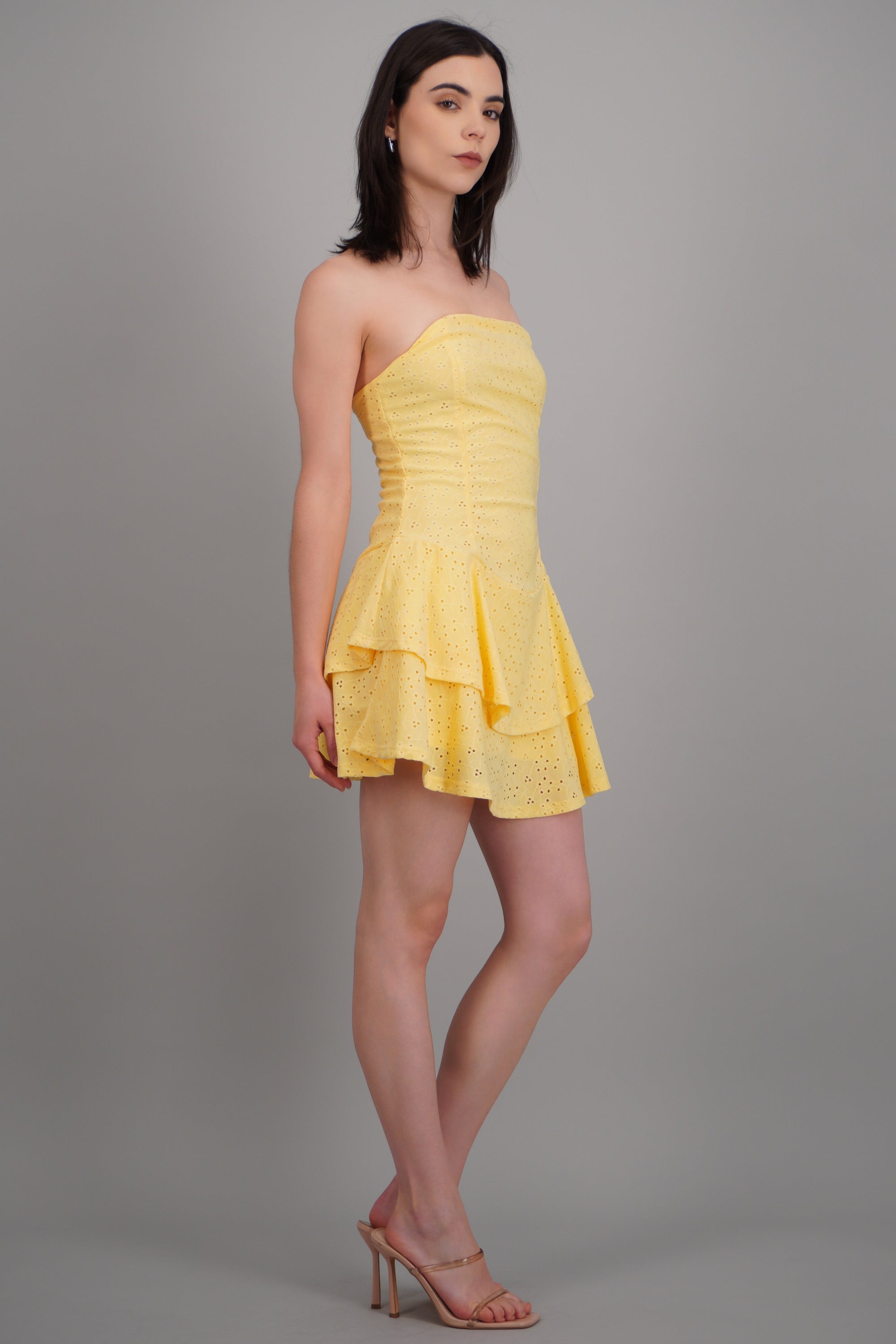 Vestido mini eyelet strapless AMARILLO PASTEL