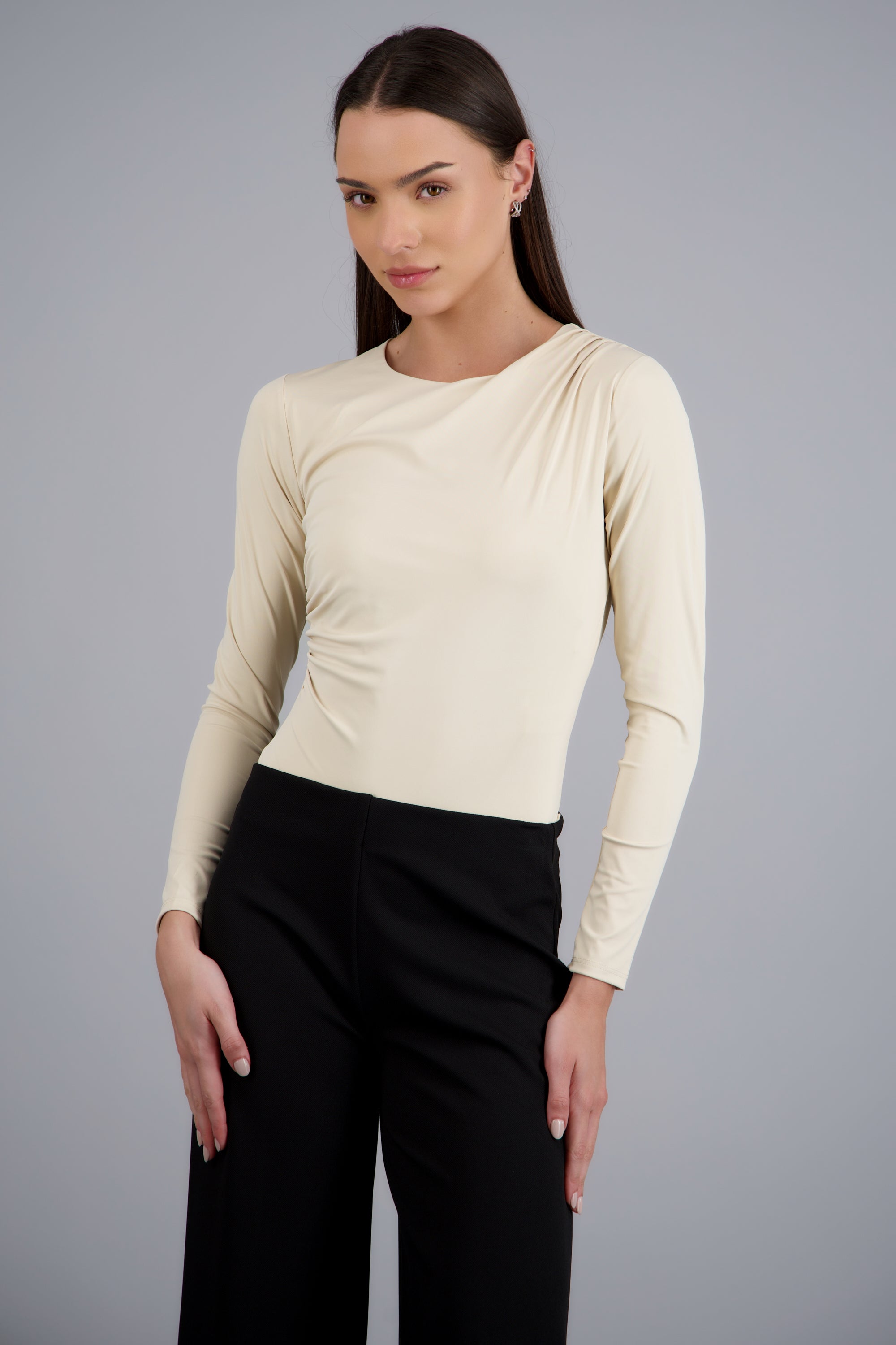 Body manga larga cuello redondo detalle frunce CREMA