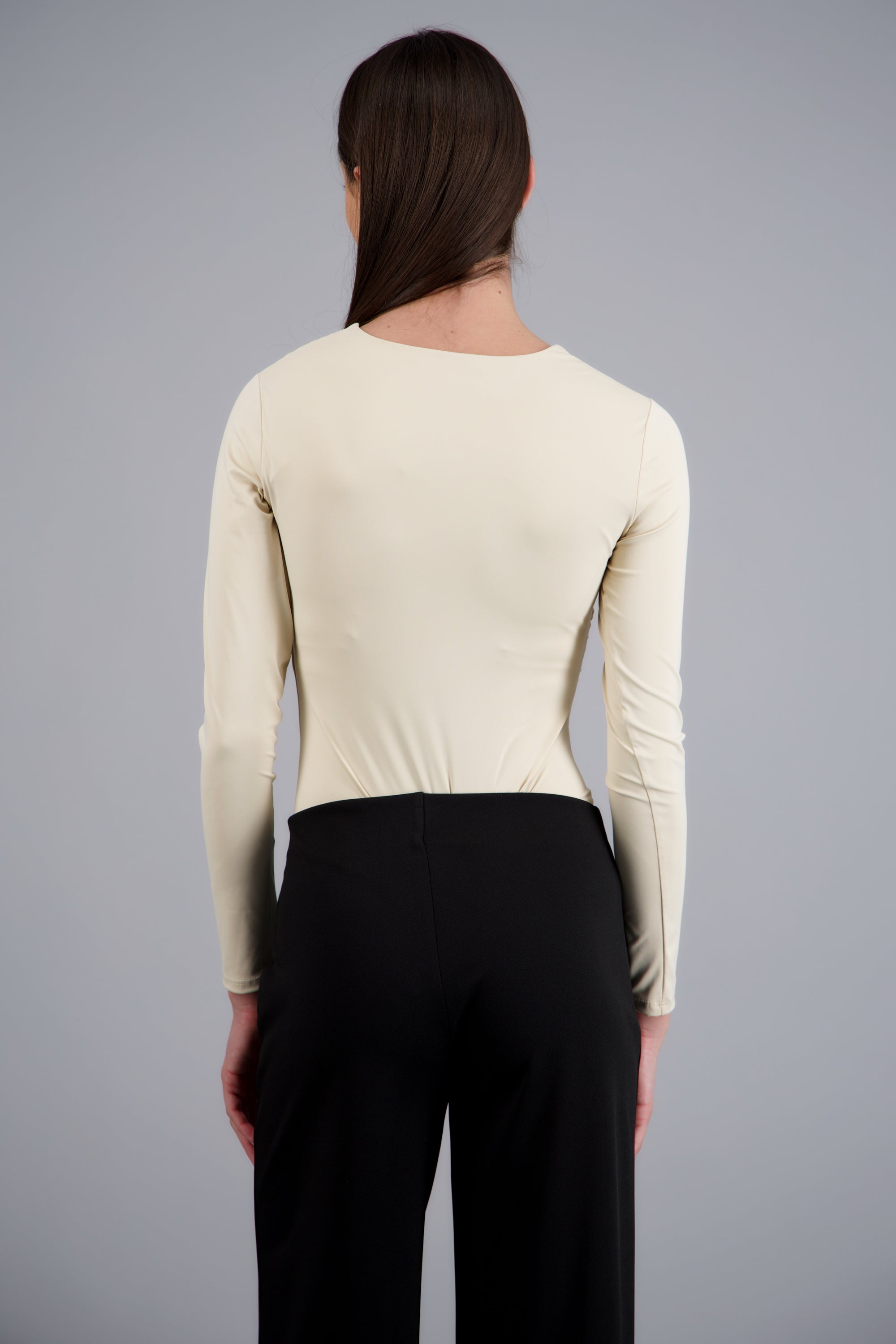 Body manga larga cuello redondo detalle frunce CREMA