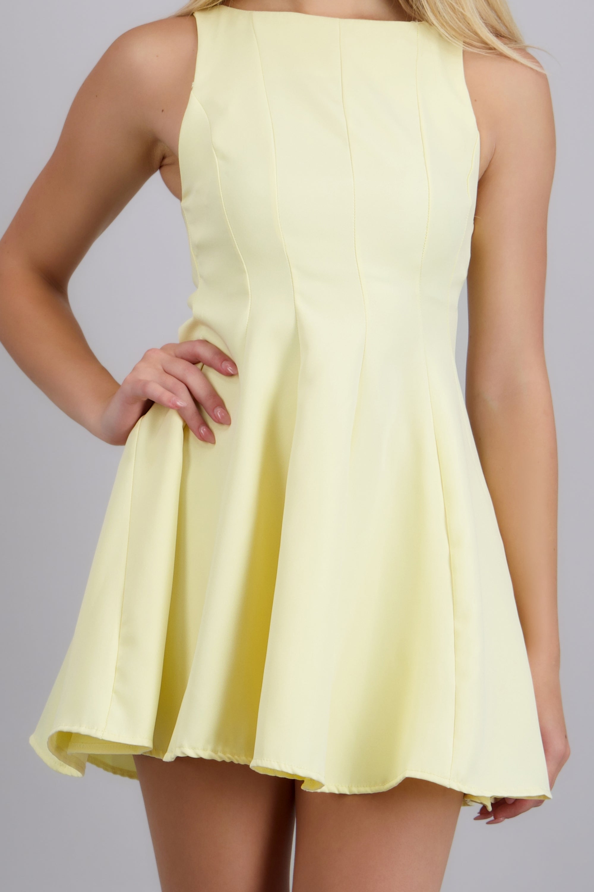 Vestido mini con cortes cuello redondo AMARILLO PASTEL